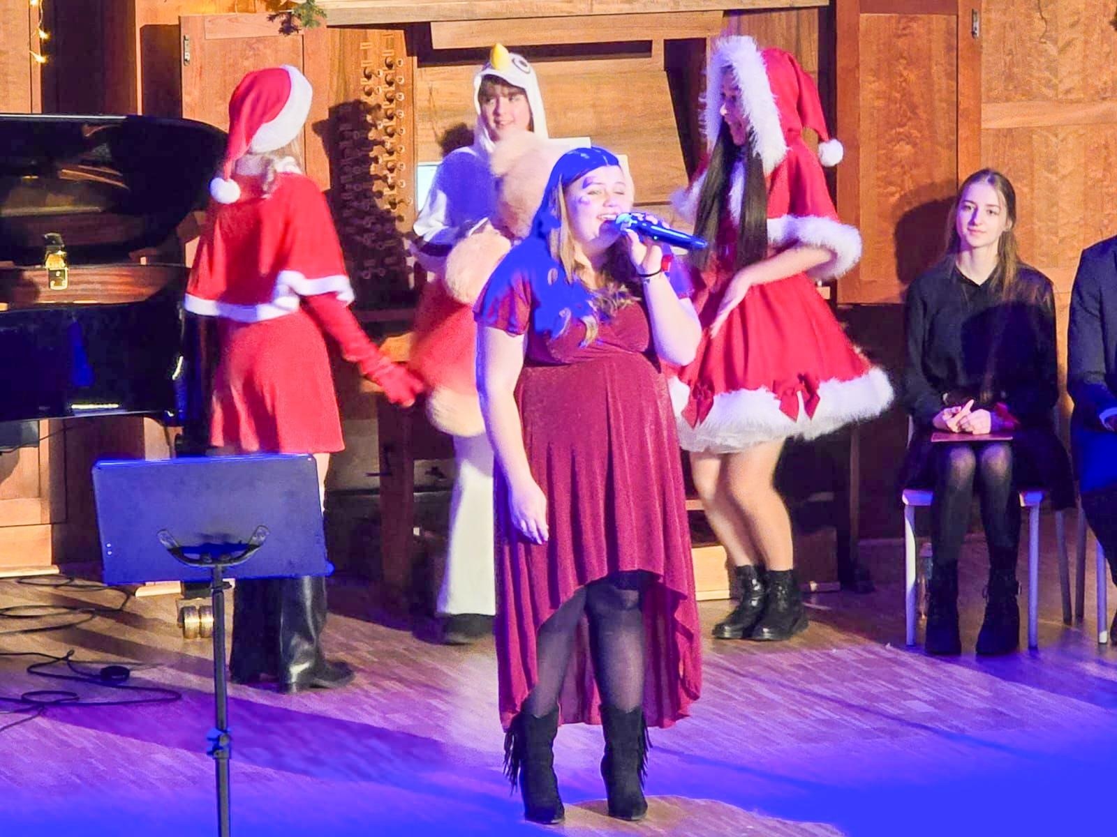 Zdjęcie w galerii na portalu naszraciborz.pl: Blaski i melodia – koncert bożonarodzeniowy Budowlanki – Gastronomika w Raciborzu wiadomości z regionu