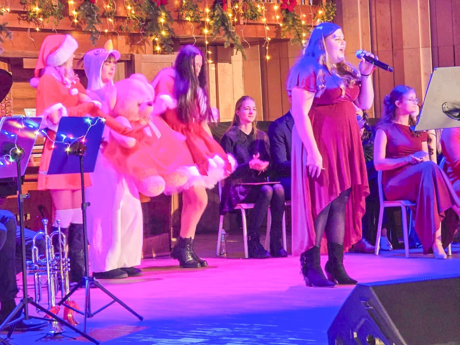 Zdjęcie w galerii na portalu naszraciborz.pl: Blaski i melodia – koncert bożonarodzeniowy Budowlanki – Gastronomika w Raciborzu wiadomości z regionu