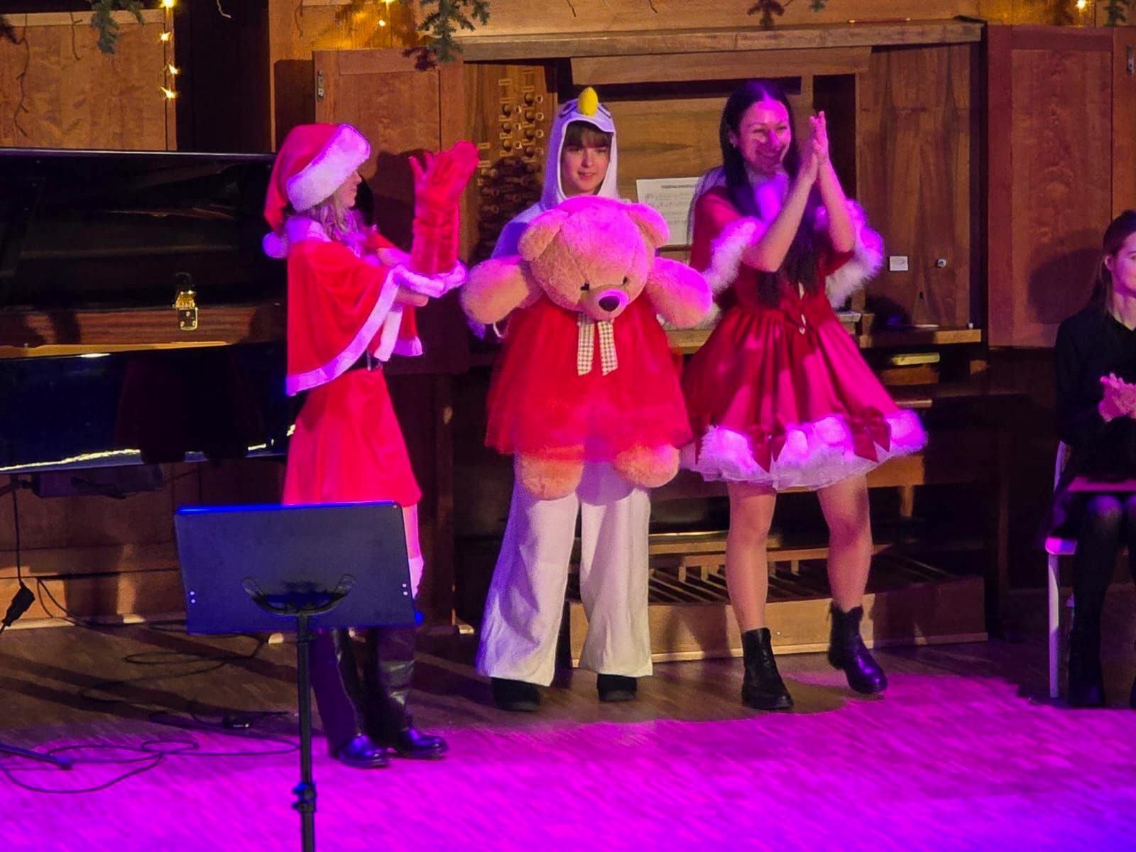 Zdjęcie w galerii na portalu naszraciborz.pl: Blaski i melodia – koncert bożonarodzeniowy Budowlanki – Gastronomika w Raciborzu wiadomości z regionu