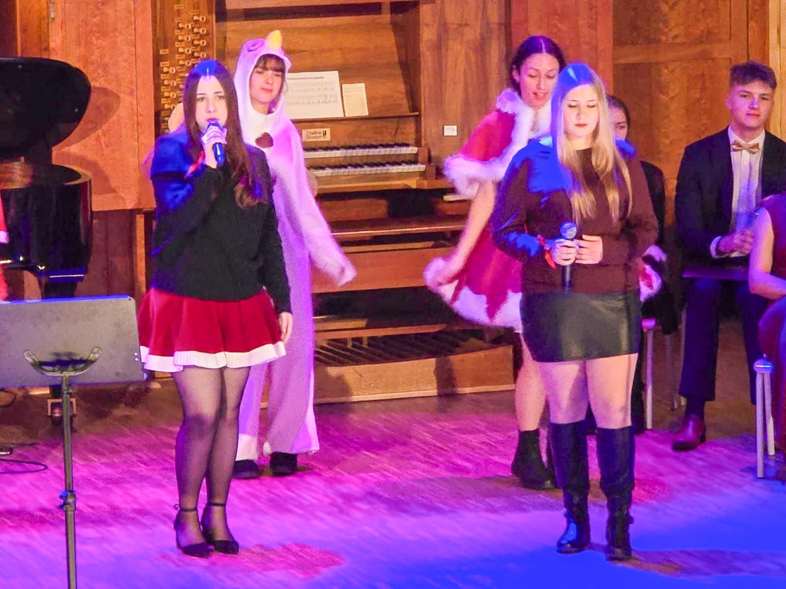 Zdjęcie w galerii na portalu naszraciborz.pl: Blaski i melodia – koncert bożonarodzeniowy Budowlanki – Gastronomika w Raciborzu wiadomości z regionu