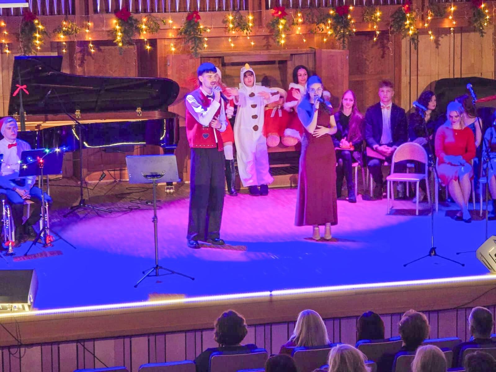 Zdjęcie w galerii na portalu naszraciborz.pl: Blaski i melodia – koncert bożonarodzeniowy Budowlanki – Gastronomika w Raciborzu wiadomości z regionu