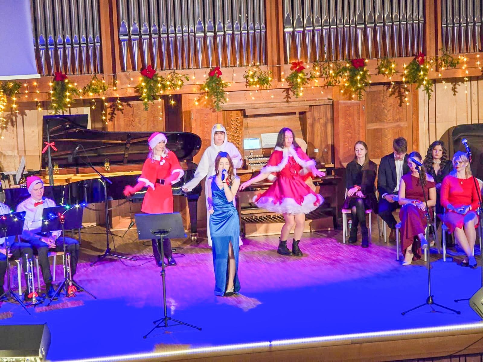 Zdjęcie w galerii na portalu naszraciborz.pl: Blaski i melodia – koncert bożonarodzeniowy Budowlanki – Gastronomika w Raciborzu wiadomości z regionu