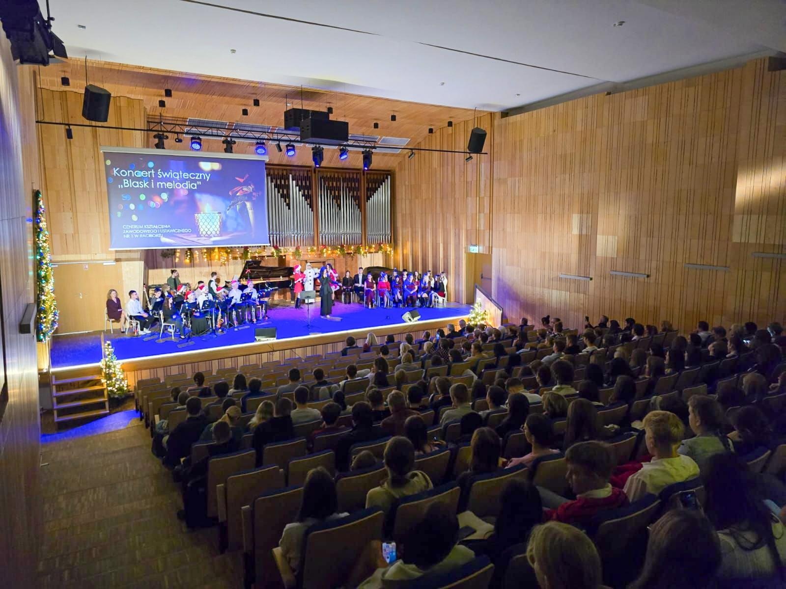 Zdjęcie w galerii na portalu naszraciborz.pl: Blaski i melodia – koncert bożonarodzeniowy Budowlanki – Gastronomika w Raciborzu wiadomości z regionu