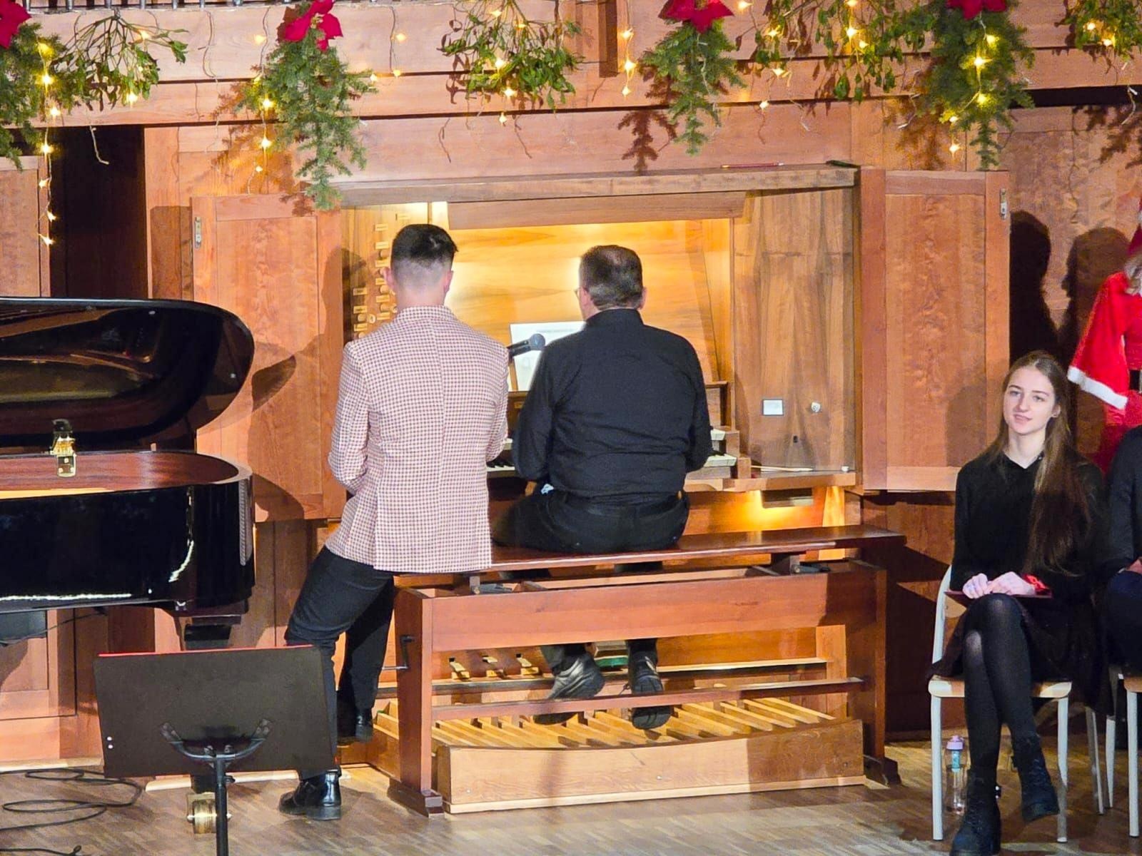 Zdjęcie w galerii na portalu naszraciborz.pl: Blaski i melodia – koncert bożonarodzeniowy Budowlanki – Gastronomika w Raciborzu wiadomości z regionu