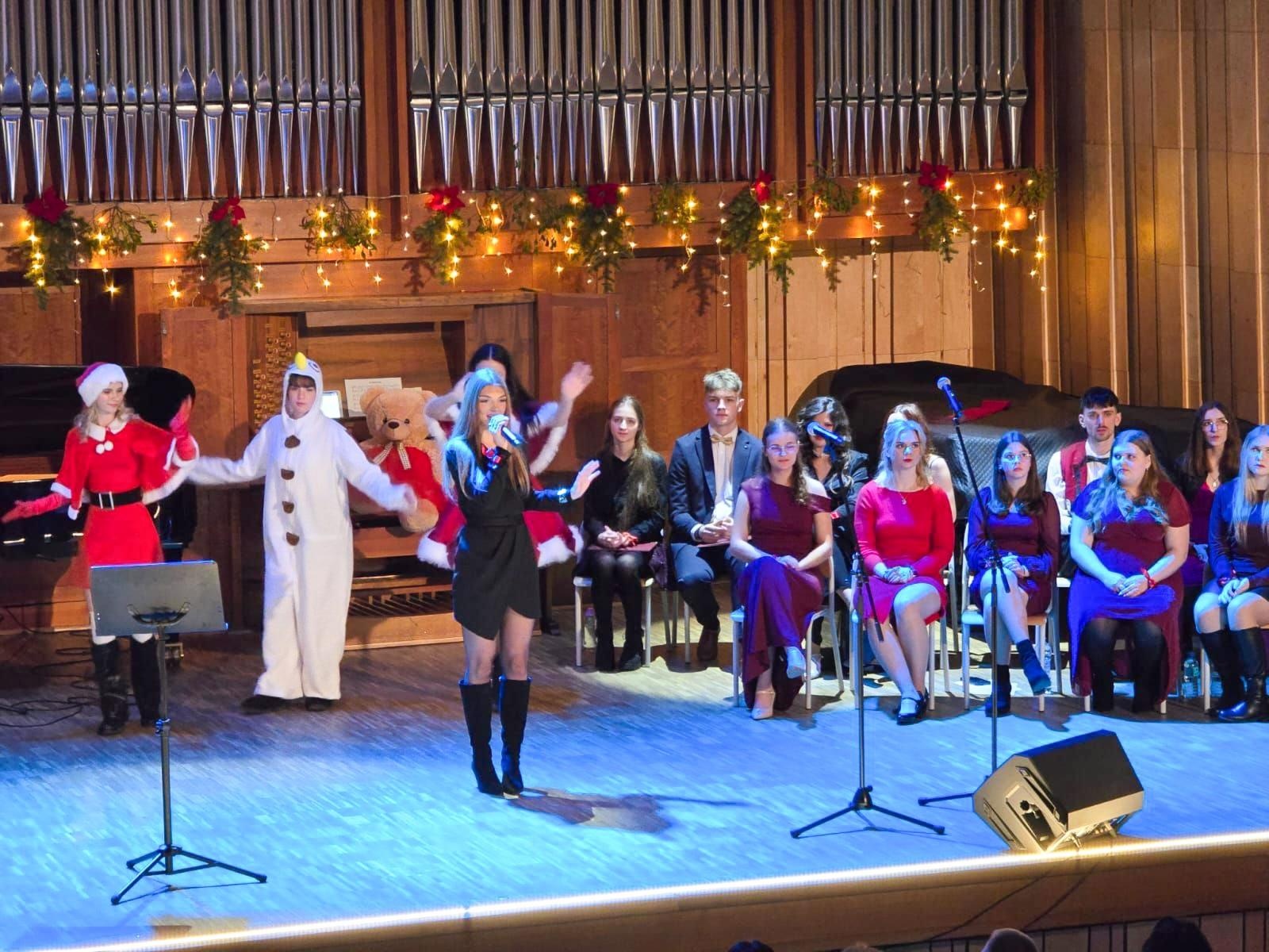 Zdjęcie w galerii na portalu naszraciborz.pl: Blaski i melodia – koncert bożonarodzeniowy Budowlanki – Gastronomika w Raciborzu wiadomości z regionu
