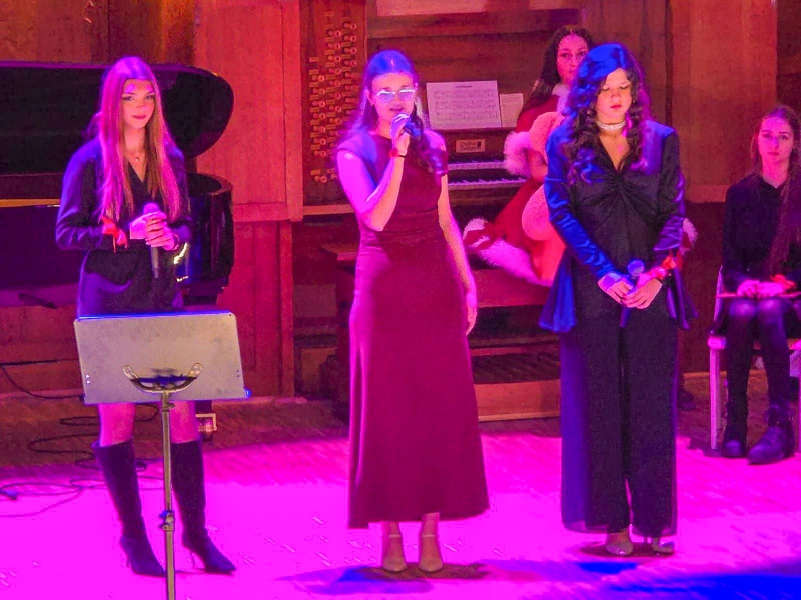 Zdjęcie w galerii na portalu naszraciborz.pl: Blaski i melodia – koncert bożonarodzeniowy Budowlanki – Gastronomika w Raciborzu wiadomości z regionu