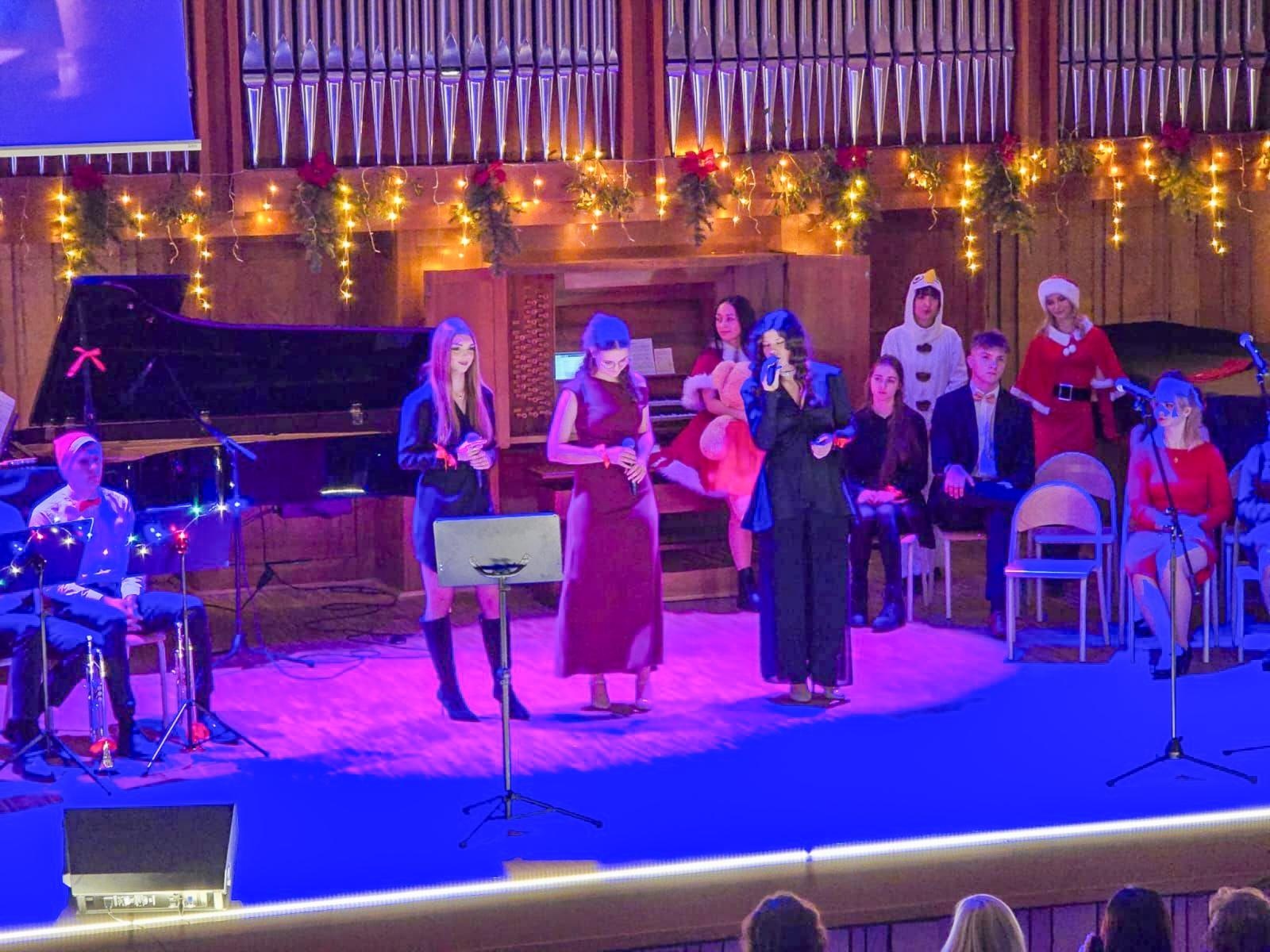 Zdjęcie w galerii na portalu naszraciborz.pl: Blaski i melodia – koncert bożonarodzeniowy Budowlanki – Gastronomika w Raciborzu wiadomości z regionu