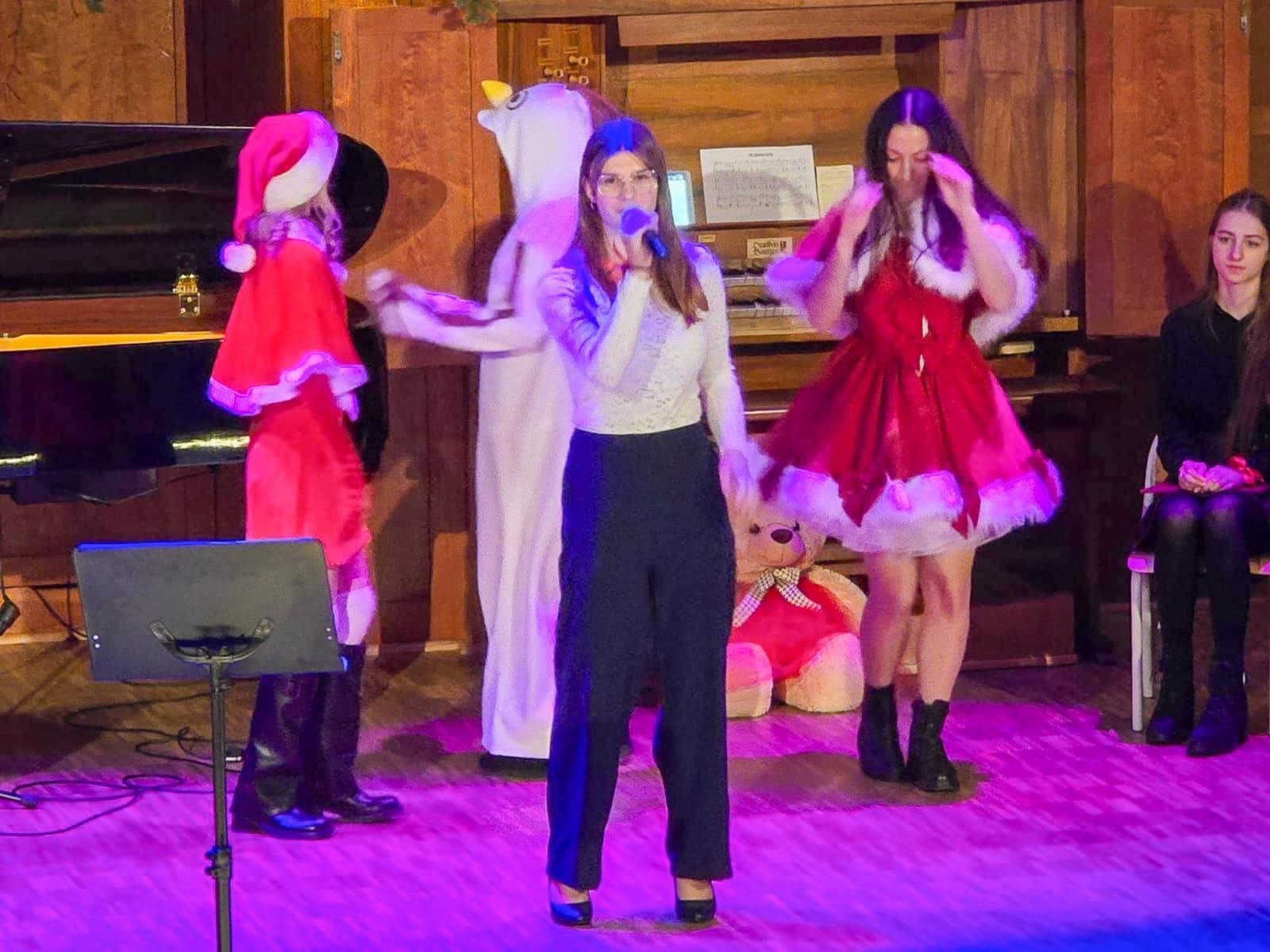 Zdjęcie w galerii na portalu naszraciborz.pl: Blaski i melodia – koncert bożonarodzeniowy Budowlanki – Gastronomika w Raciborzu wiadomości z regionu