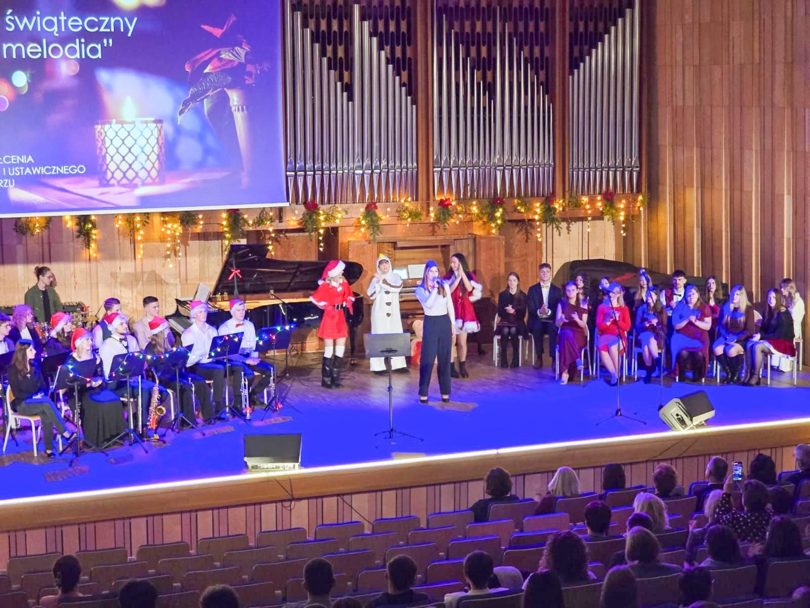 Zdjęcie w galerii na portalu naszraciborz.pl: Blaski i melodia – koncert bożonarodzeniowy Budowlanki – Gastronomika w Raciborzu wiadomości z regionu