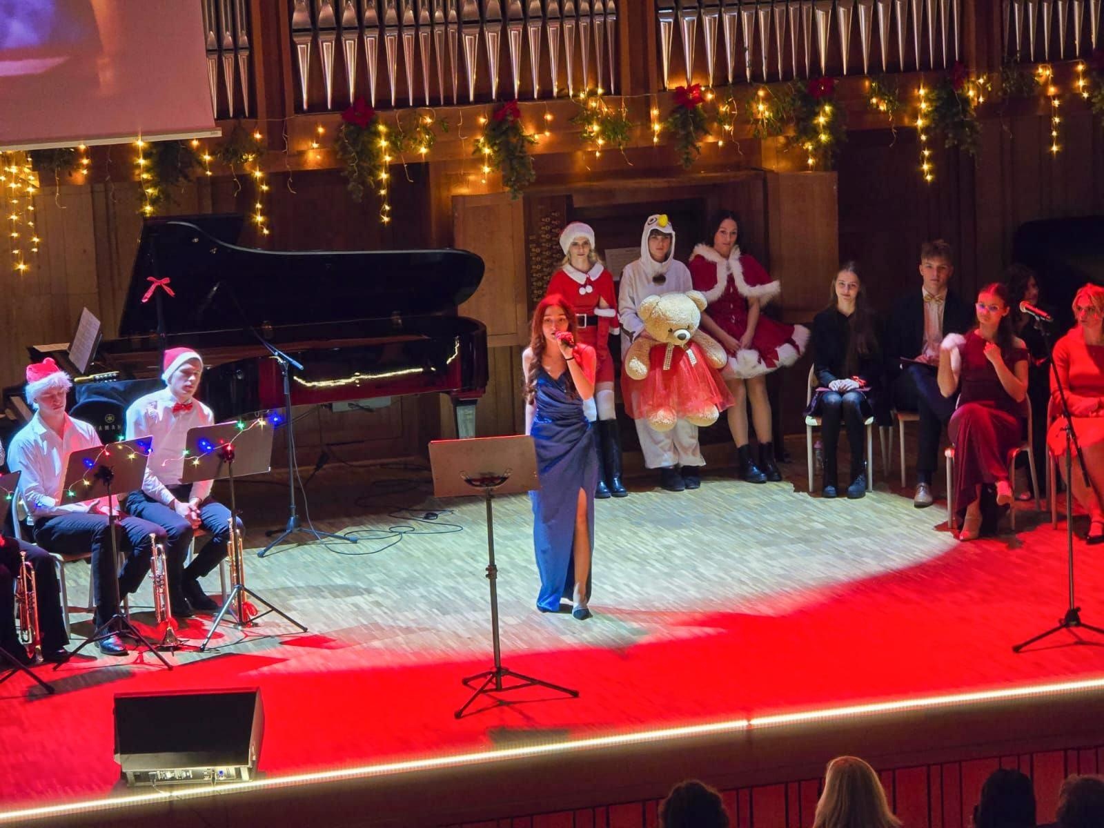 Zdjęcie w galerii na portalu naszraciborz.pl: Blaski i melodia – koncert bożonarodzeniowy Budowlanki – Gastronomika w Raciborzu wiadomości z regionu