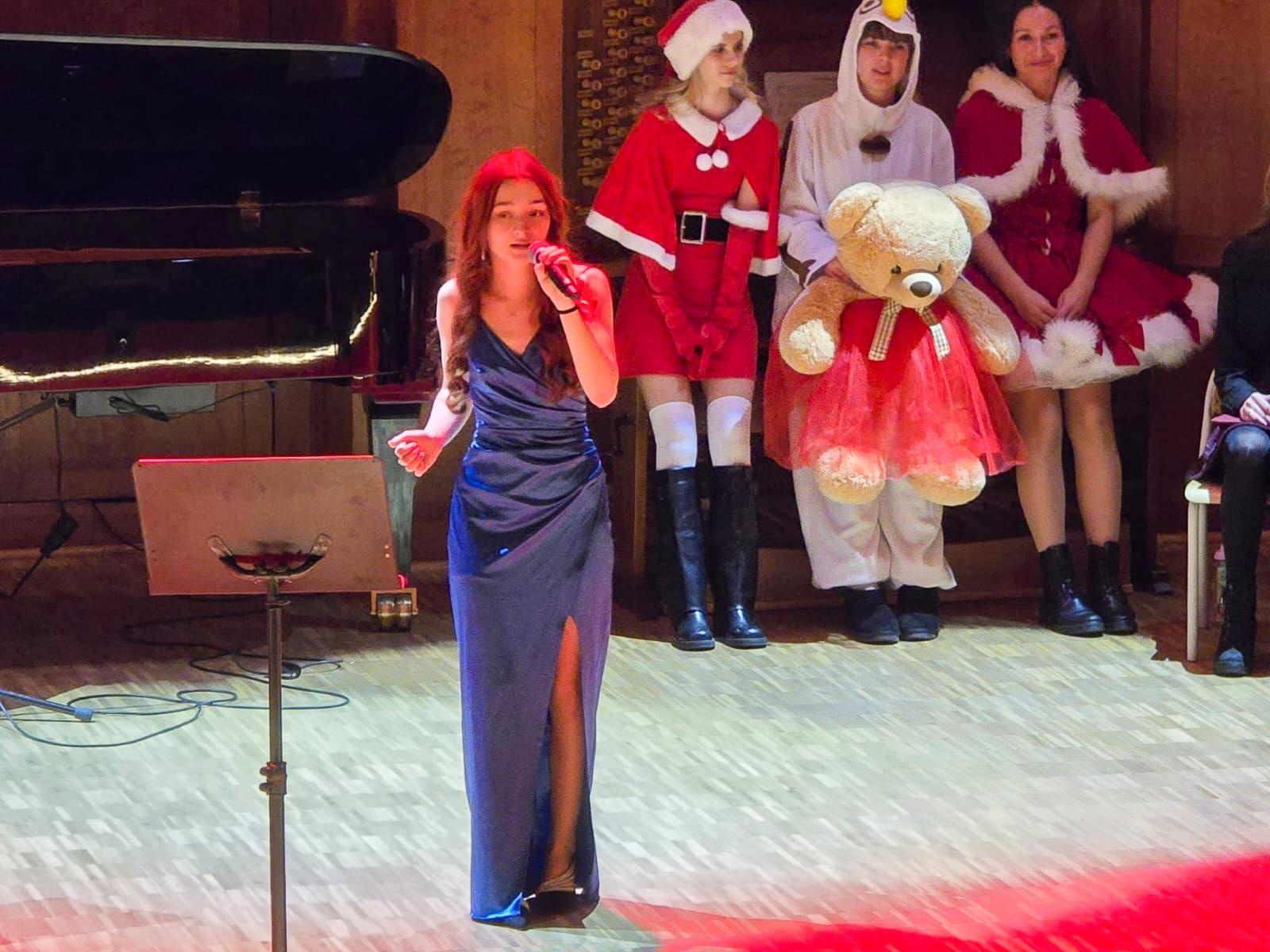 Zdjęcie w galerii na portalu naszraciborz.pl: Blaski i melodia – koncert bożonarodzeniowy Budowlanki – Gastronomika w Raciborzu wiadomości z regionu