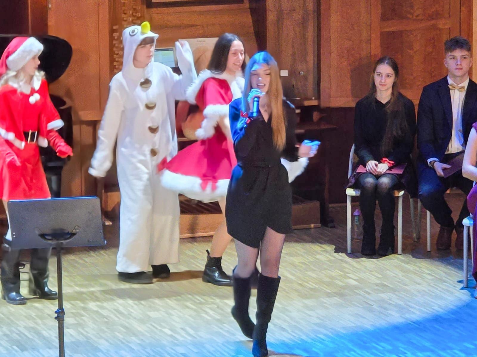 Zdjęcie w galerii na portalu naszraciborz.pl: Blaski i melodia – koncert bożonarodzeniowy Budowlanki – Gastronomika w Raciborzu wiadomości z regionu