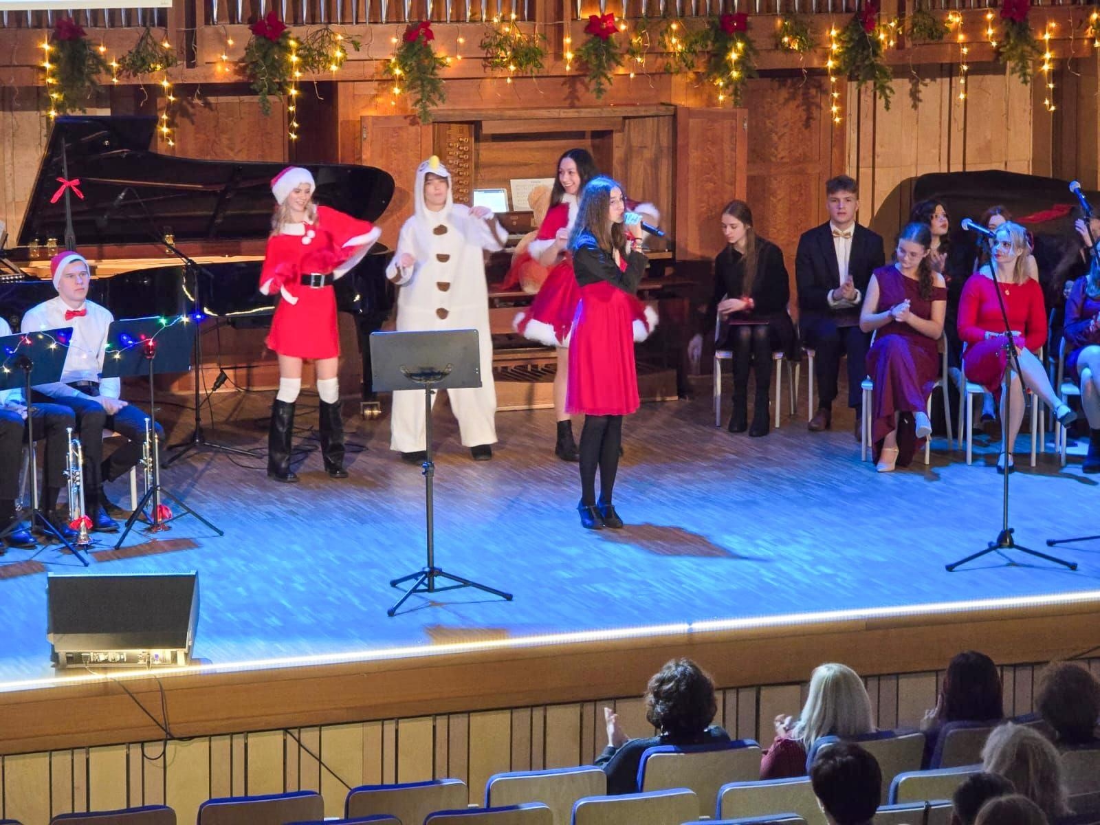 Zdjęcie w galerii na portalu naszraciborz.pl: Blaski i melodia – koncert bożonarodzeniowy Budowlanki – Gastronomika w Raciborzu wiadomości z regionu