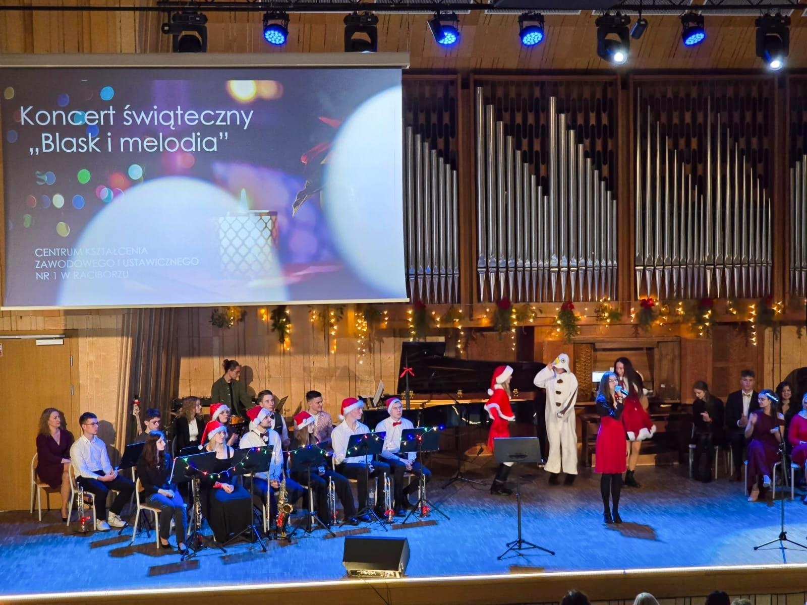 Zdjęcie w galerii na portalu naszraciborz.pl: Blaski i melodia – koncert bożonarodzeniowy Budowlanki – Gastronomika w Raciborzu wiadomości z regionu