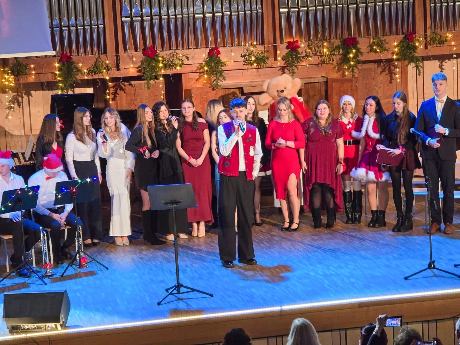 Zdjęcie w galerii na portalu naszraciborz.pl: Blaski i melodia – koncert bożonarodzeniowy Budowlanki – Gastronomika w Raciborzu wiadomości z regionu