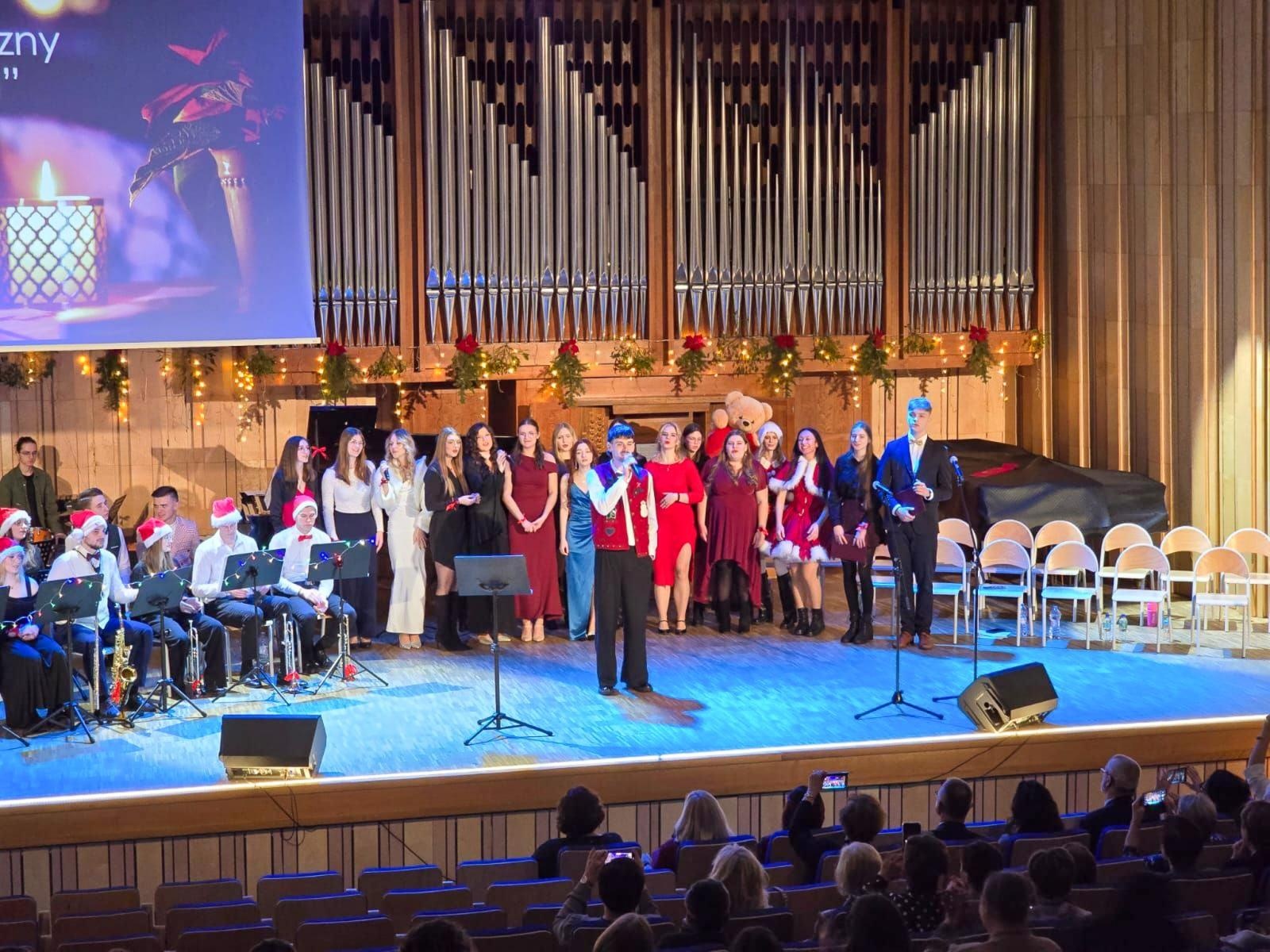 Zdjęcie w galerii na portalu naszraciborz.pl: Blaski i melodia – koncert bożonarodzeniowy Budowlanki – Gastronomika w Raciborzu wiadomości z regionu