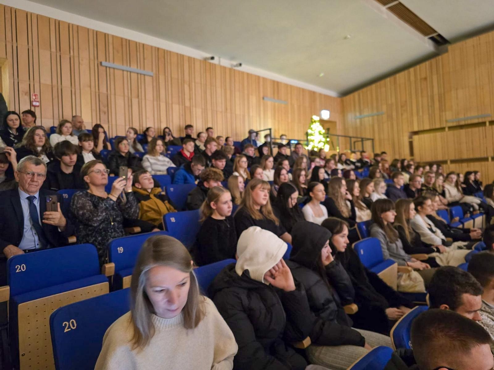 Zdjęcie w galerii na portalu naszraciborz.pl: Blaski i melodia – koncert bożonarodzeniowy Budowlanki – Gastronomika w Raciborzu wiadomości z regionu