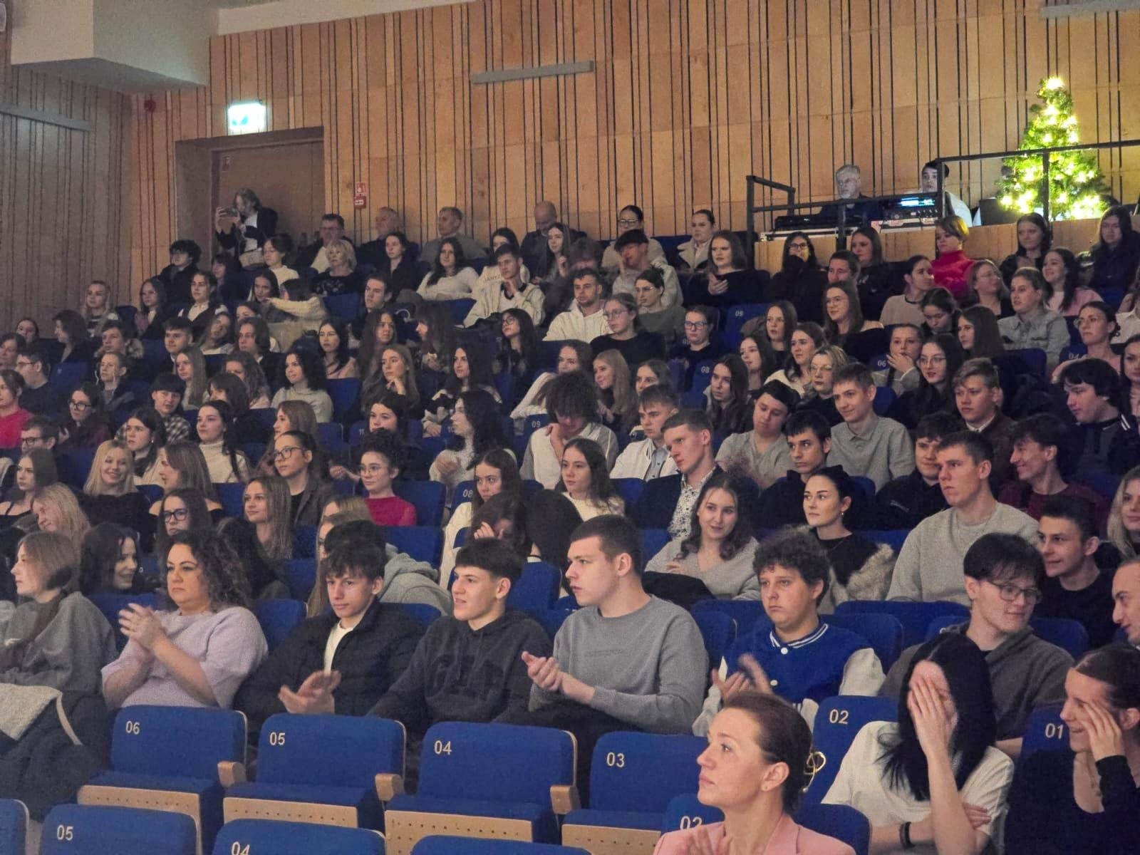 Zdjęcie w galerii na portalu naszraciborz.pl: Blaski i melodia – koncert bożonarodzeniowy Budowlanki – Gastronomika w Raciborzu wiadomości z regionu