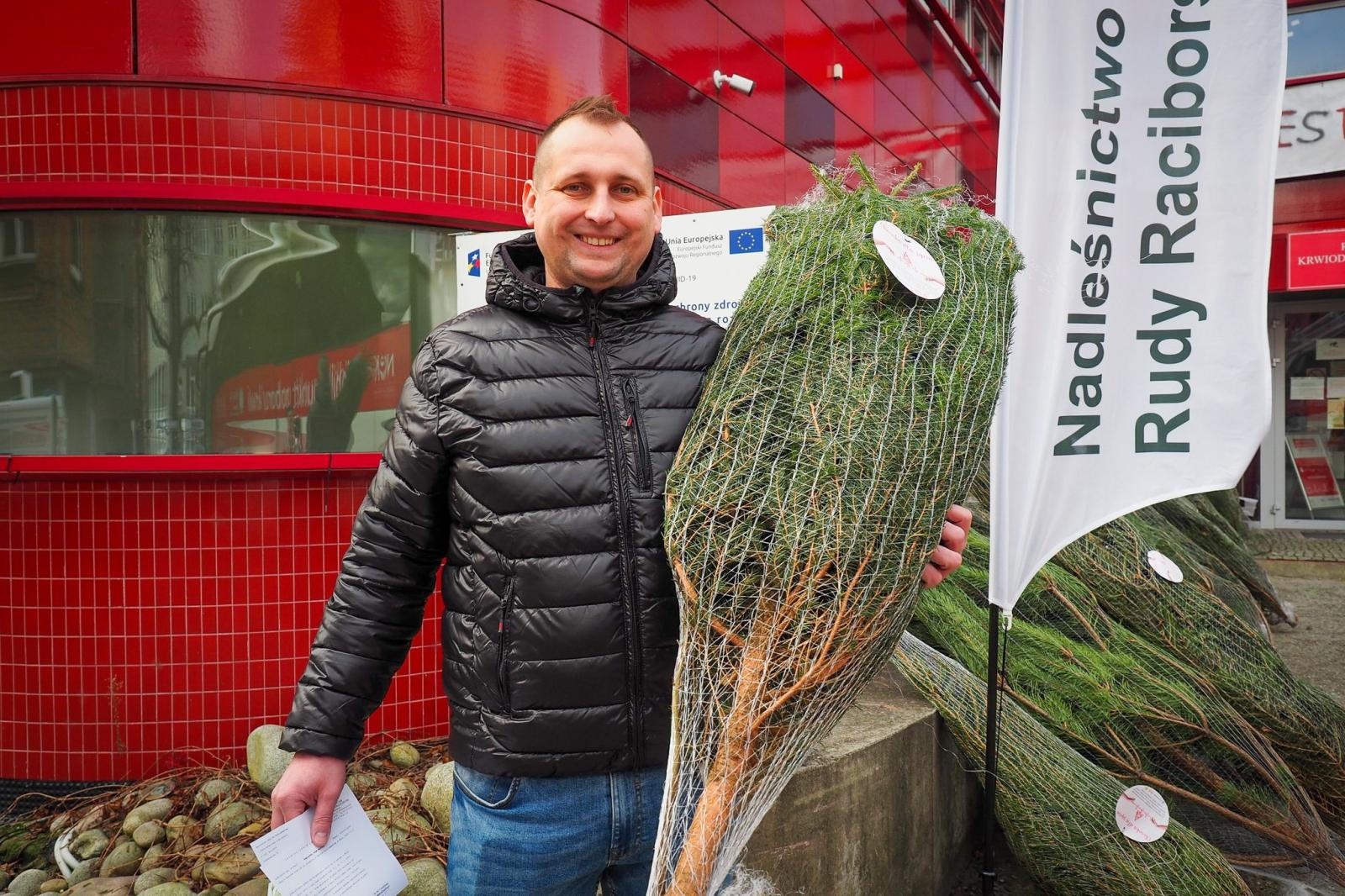 Zdjęcie w galerii na portalu naszraciborz.pl: Choinka dla życia także w Raciborzu. Duże zainteresowanie akcją honorowego krwiodawstwa [FOTO i WIDEO] wiadomości z regionu