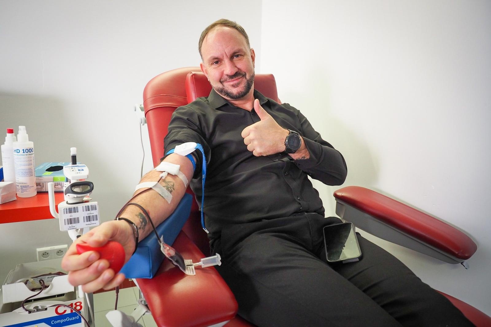 Zdjęcie w galerii na portalu naszraciborz.pl: Choinka dla życia także w Raciborzu. Duże zainteresowanie akcją honorowego krwiodawstwa [FOTO i WIDEO] wiadomości z regionu