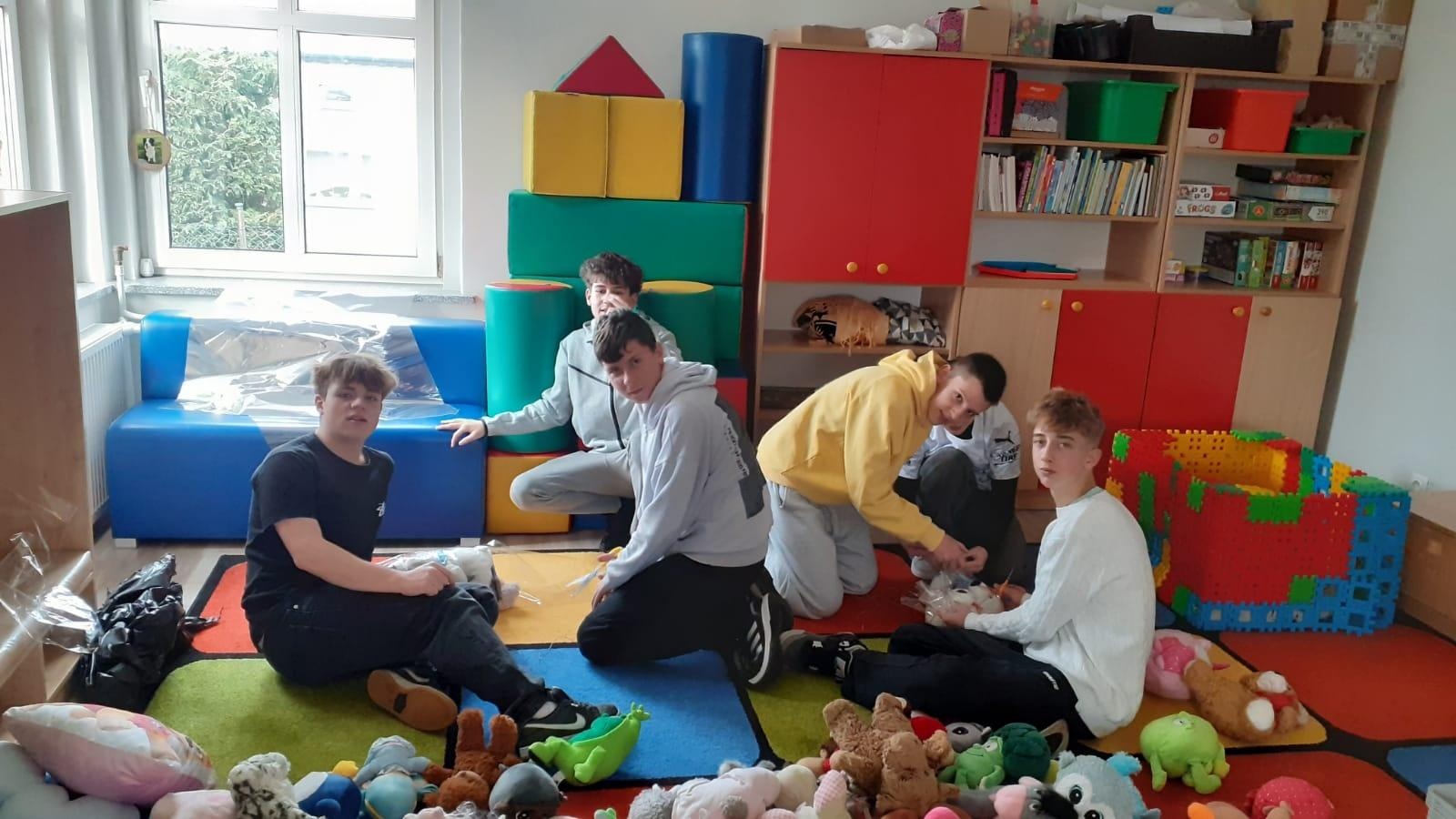 Zdjęcie w galerii na portalu naszraciborz.pl: Uczniowie SP14 w Raciborzu wsparli Dom Samotnej Matki świątecznymi upominkami wiadomości z regionu