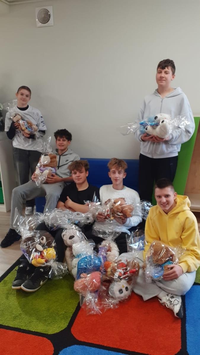 Zdjęcie w galerii na portalu naszraciborz.pl: Uczniowie SP14 w Raciborzu wsparli Dom Samotnej Matki świątecznymi upominkami wiadomości z regionu