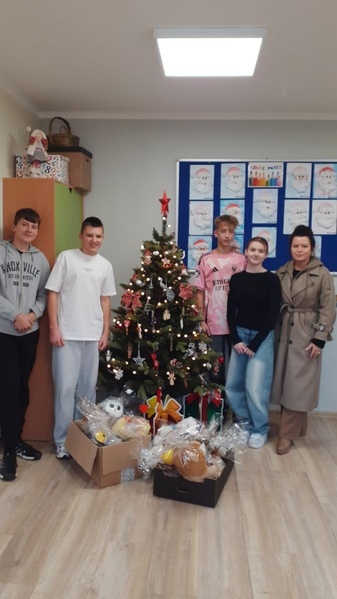 Zdjęcie w galerii na portalu naszraciborz.pl: Uczniowie SP14 w Raciborzu wsparli Dom Samotnej Matki świątecznymi upominkami wiadomości z regionu