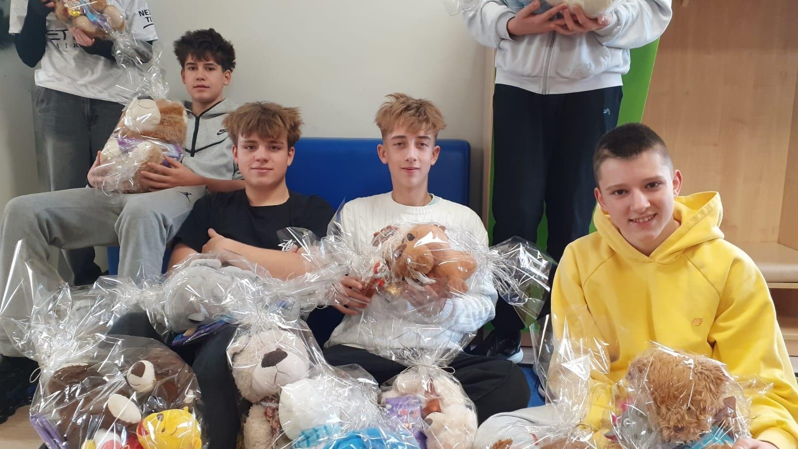 Zdjęcie w galerii na portalu naszraciborz.pl: Uczniowie SP14 w Raciborzu wsparli Dom Samotnej Matki świątecznymi upominkami wiadomości z regionu