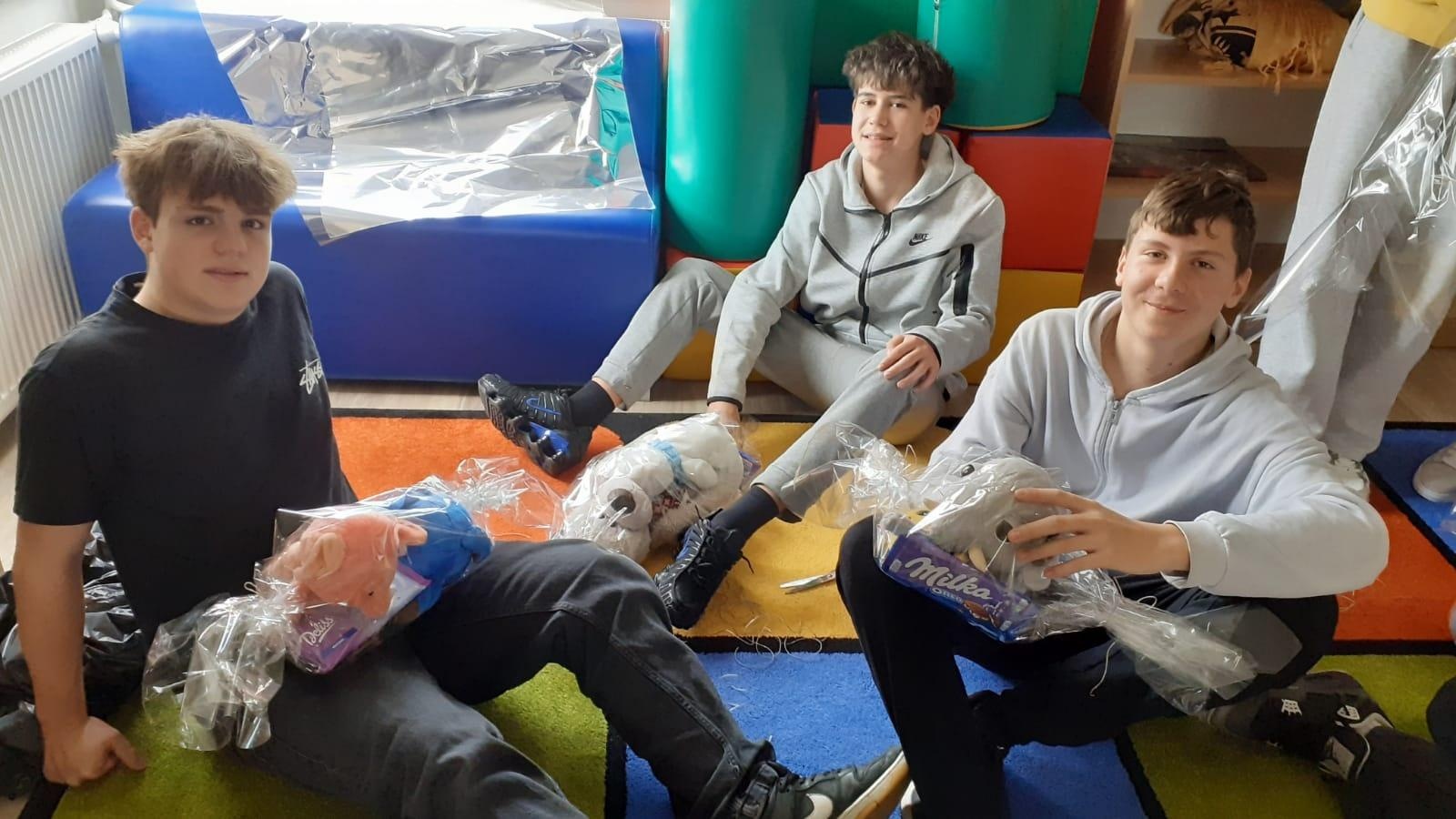 Zdjęcie w galerii na portalu naszraciborz.pl: Uczniowie SP14 w Raciborzu wsparli Dom Samotnej Matki świątecznymi upominkami wiadomości z regionu