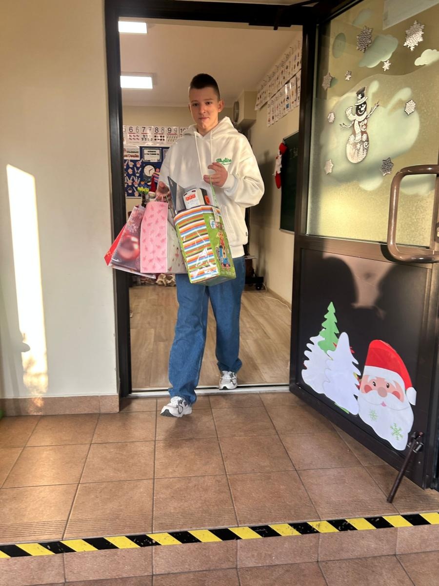 Zdjęcie w galerii na portalu naszraciborz.pl: Uczniowie SP14 w Raciborzu wsparli Dom Samotnej Matki świątecznymi upominkami wiadomości z regionu