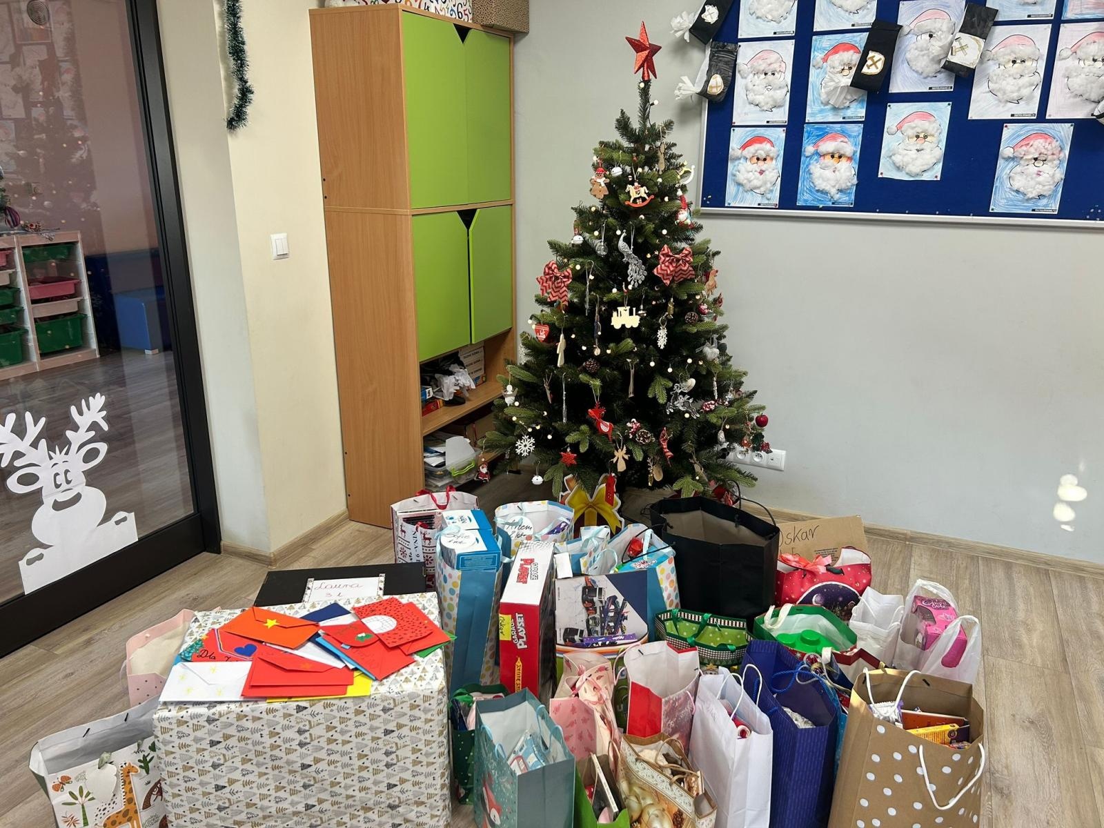 Zdjęcie w galerii na portalu naszraciborz.pl: Uczniowie SP14 w Raciborzu wsparli Dom Samotnej Matki świątecznymi upominkami wiadomości z regionu