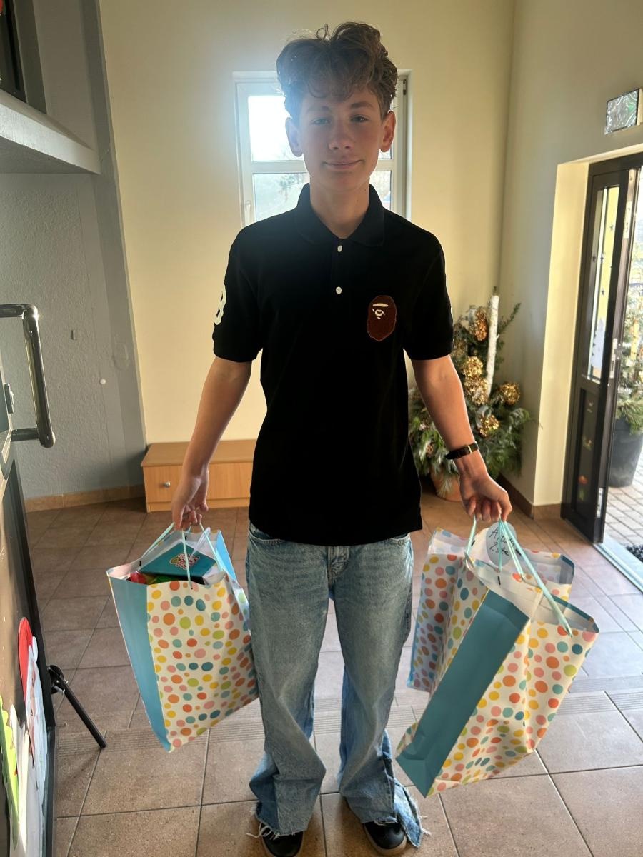 Zdjęcie w galerii na portalu naszraciborz.pl: Uczniowie SP14 w Raciborzu wsparli Dom Samotnej Matki świątecznymi upominkami wiadomości z regionu