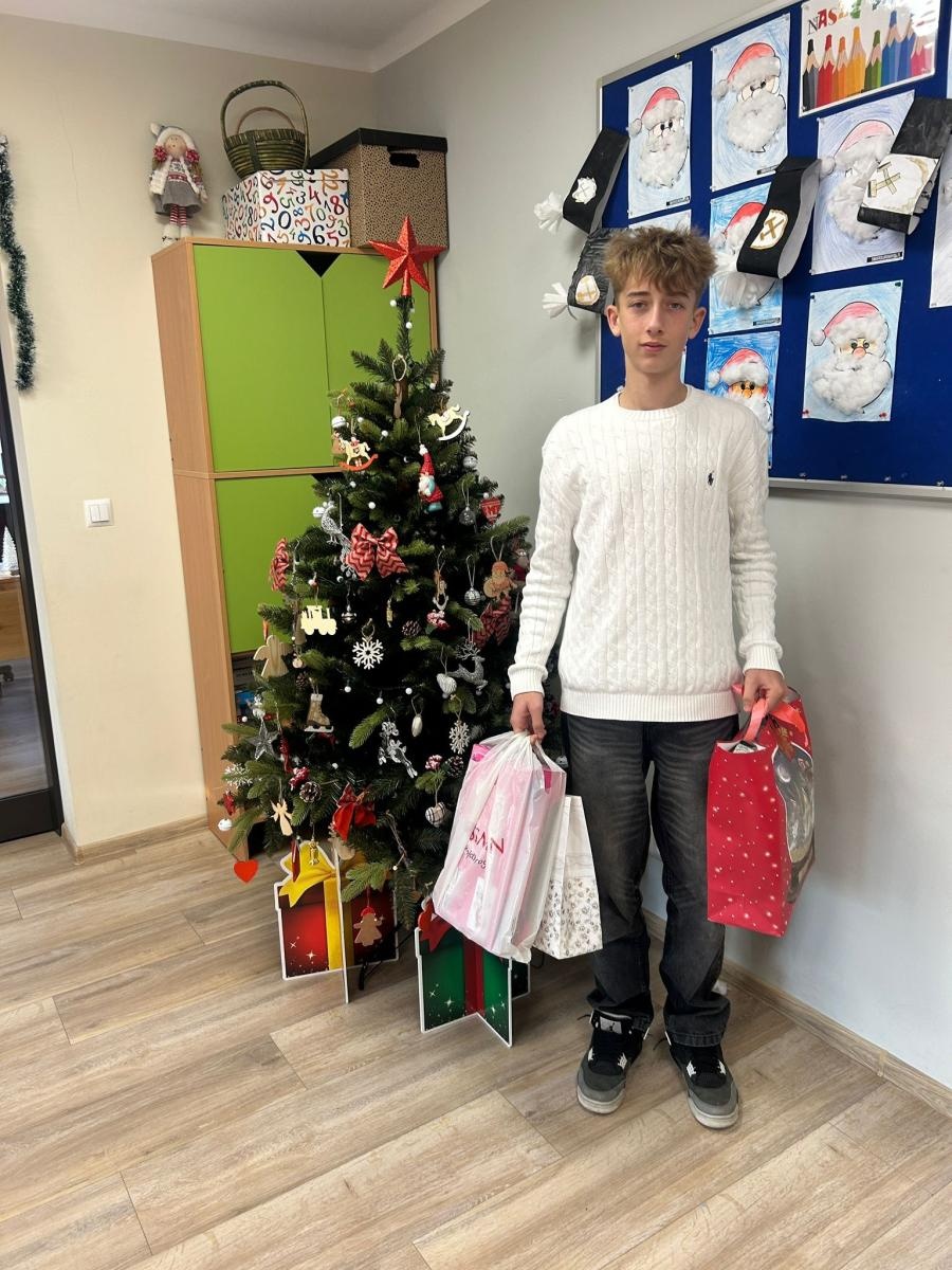 Zdjęcie w galerii na portalu naszraciborz.pl: Uczniowie SP14 w Raciborzu wsparli Dom Samotnej Matki świątecznymi upominkami wiadomości z regionu