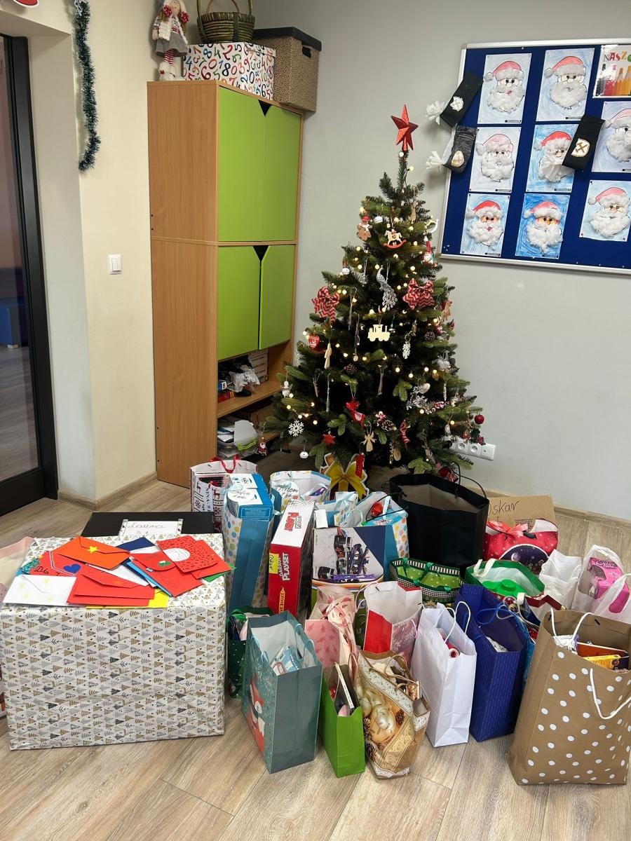 Zdjęcie w galerii na portalu naszraciborz.pl: Uczniowie SP14 w Raciborzu wsparli Dom Samotnej Matki świątecznymi upominkami wiadomości z regionu