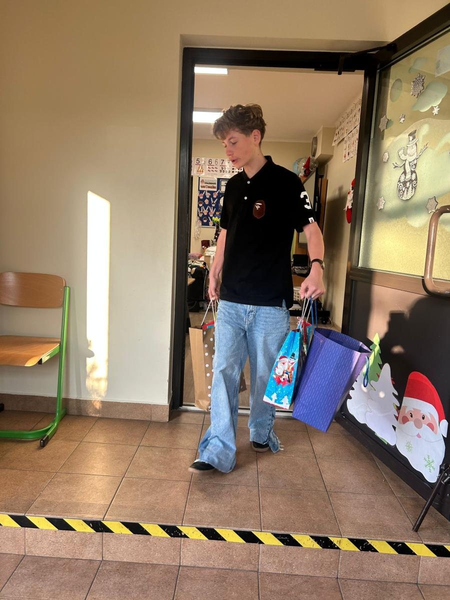 Zdjęcie w galerii na portalu naszraciborz.pl: Uczniowie SP14 w Raciborzu wsparli Dom Samotnej Matki świątecznymi upominkami wiadomości z regionu