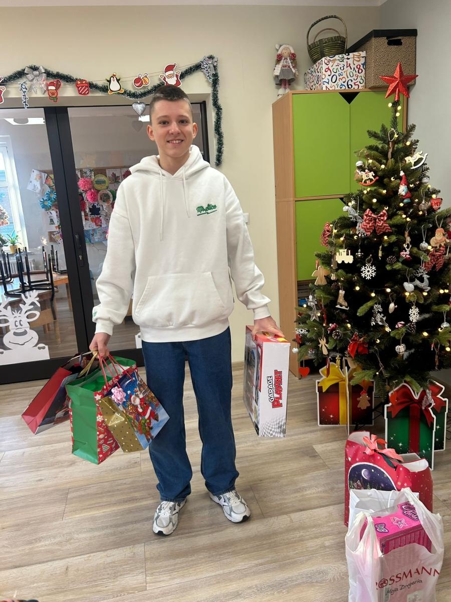 Zdjęcie w galerii na portalu naszraciborz.pl: Uczniowie SP14 w Raciborzu wsparli Dom Samotnej Matki świątecznymi upominkami wiadomości z regionu