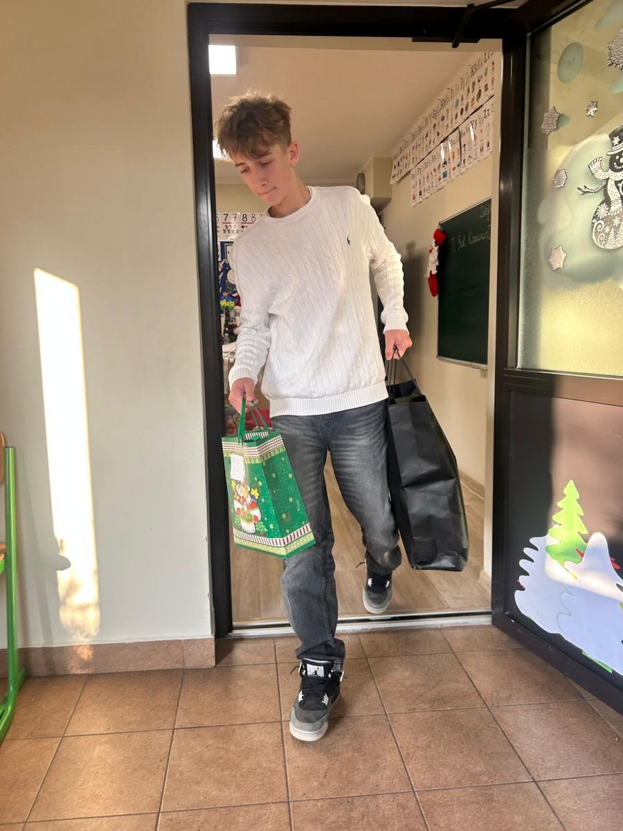 Zdjęcie w galerii na portalu naszraciborz.pl: Uczniowie SP14 w Raciborzu wsparli Dom Samotnej Matki świątecznymi upominkami wiadomości z regionu