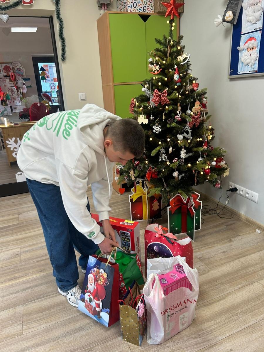 Zdjęcie w galerii na portalu naszraciborz.pl: Uczniowie SP14 w Raciborzu wsparli Dom Samotnej Matki świątecznymi upominkami wiadomości z regionu