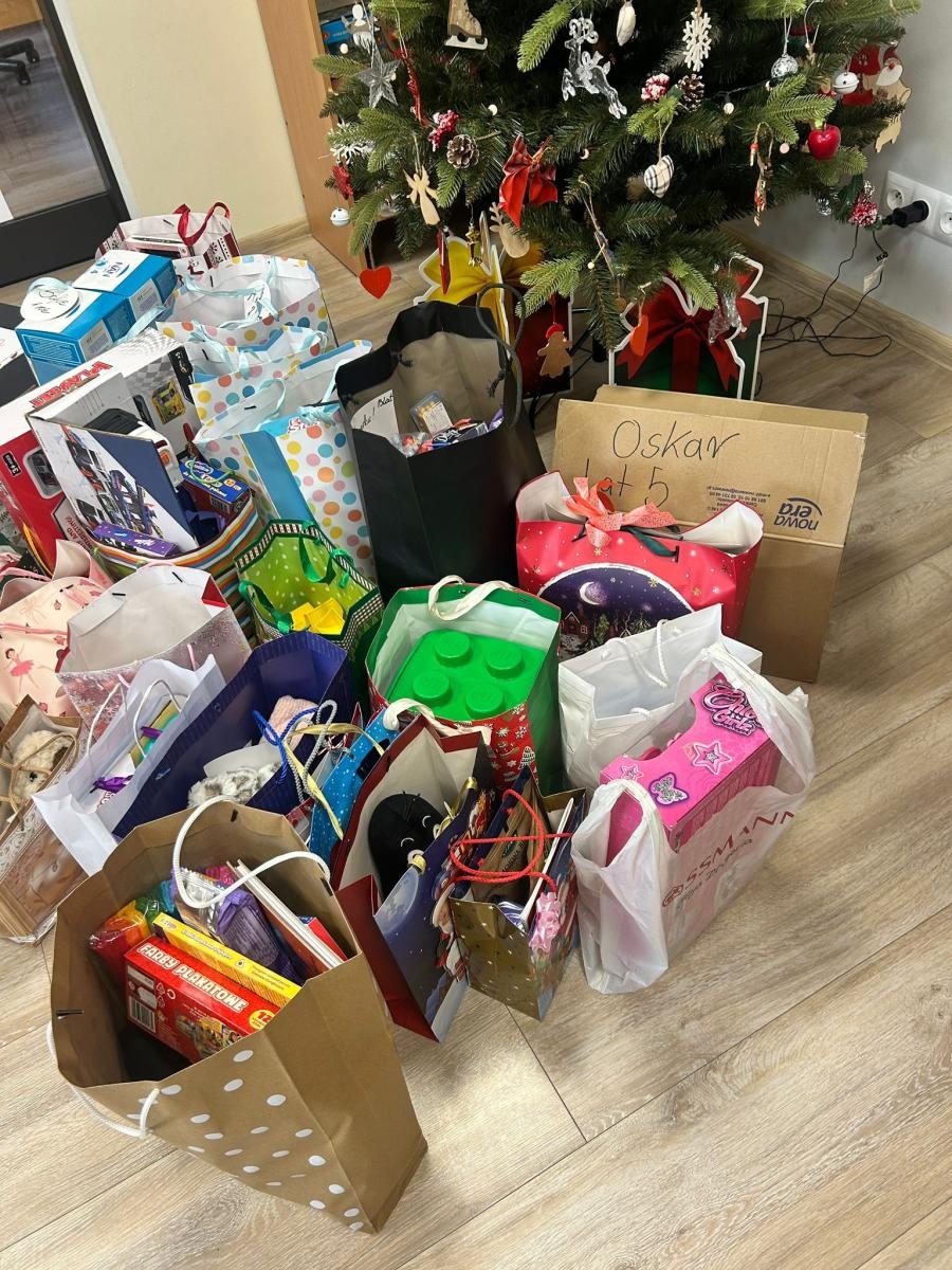 Zdjęcie w galerii na portalu naszraciborz.pl: Uczniowie SP14 w Raciborzu wsparli Dom Samotnej Matki świątecznymi upominkami wiadomości z regionu