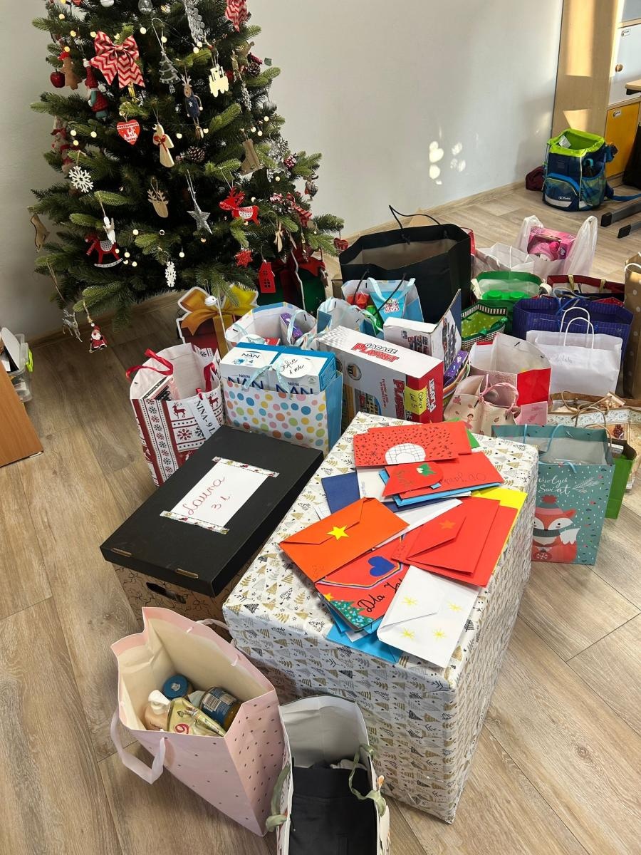 Zdjęcie w galerii na portalu naszraciborz.pl: Uczniowie SP14 w Raciborzu wsparli Dom Samotnej Matki świątecznymi upominkami wiadomości z regionu