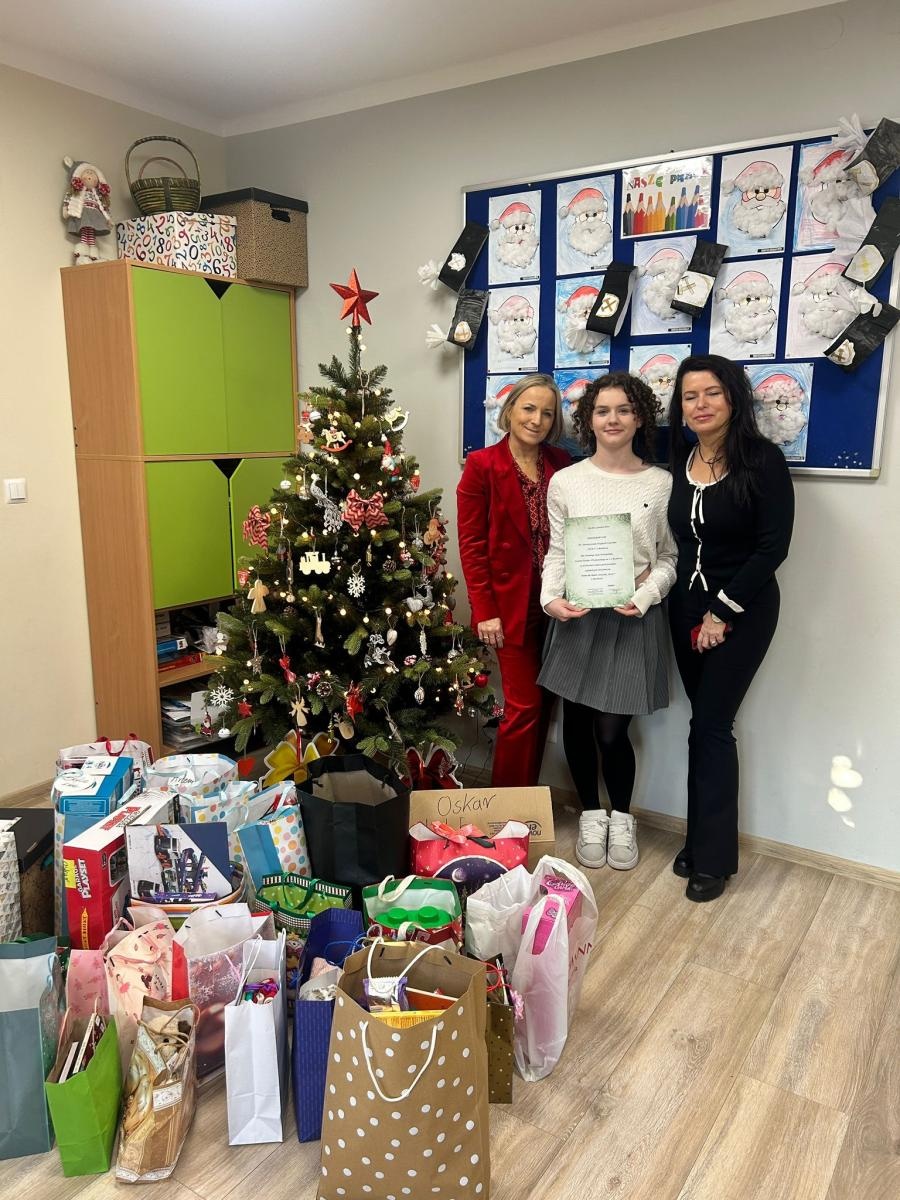 Zdjęcie w galerii na portalu naszraciborz.pl: Uczniowie SP14 w Raciborzu wsparli Dom Samotnej Matki świątecznymi upominkami wiadomości z regionu