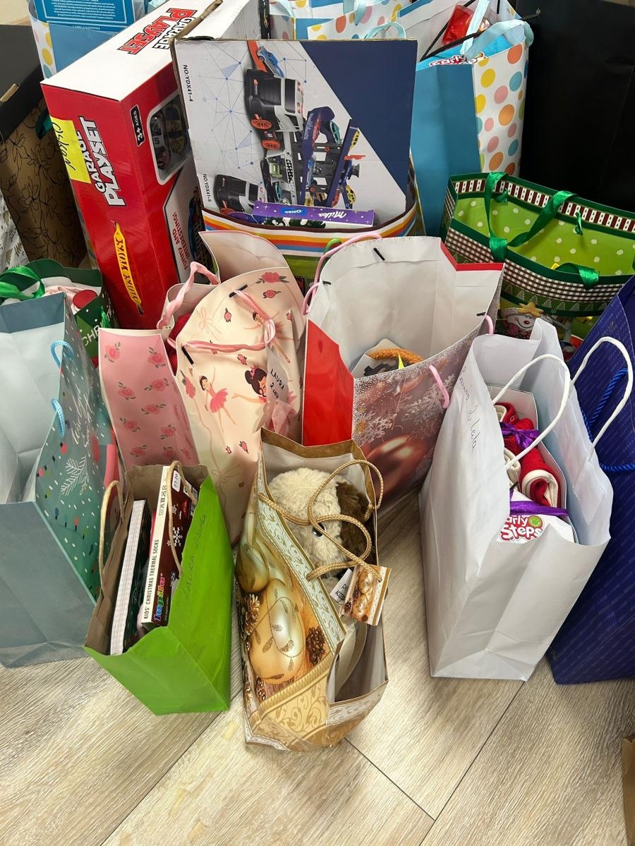 Zdjęcie w galerii na portalu naszraciborz.pl: Uczniowie SP14 w Raciborzu wsparli Dom Samotnej Matki świątecznymi upominkami wiadomości z regionu