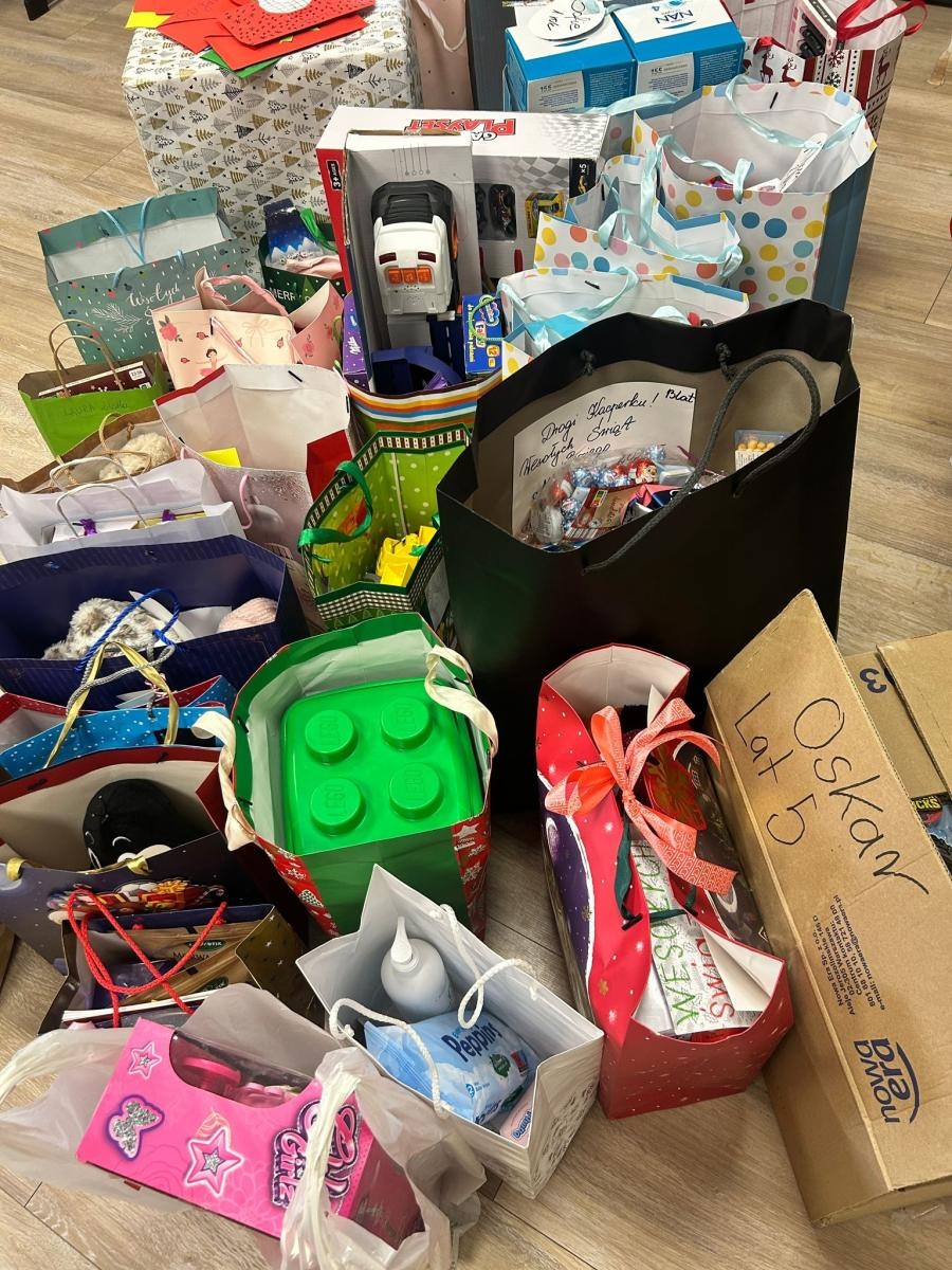 Zdjęcie w galerii na portalu naszraciborz.pl: Uczniowie SP14 w Raciborzu wsparli Dom Samotnej Matki świątecznymi upominkami wiadomości z regionu