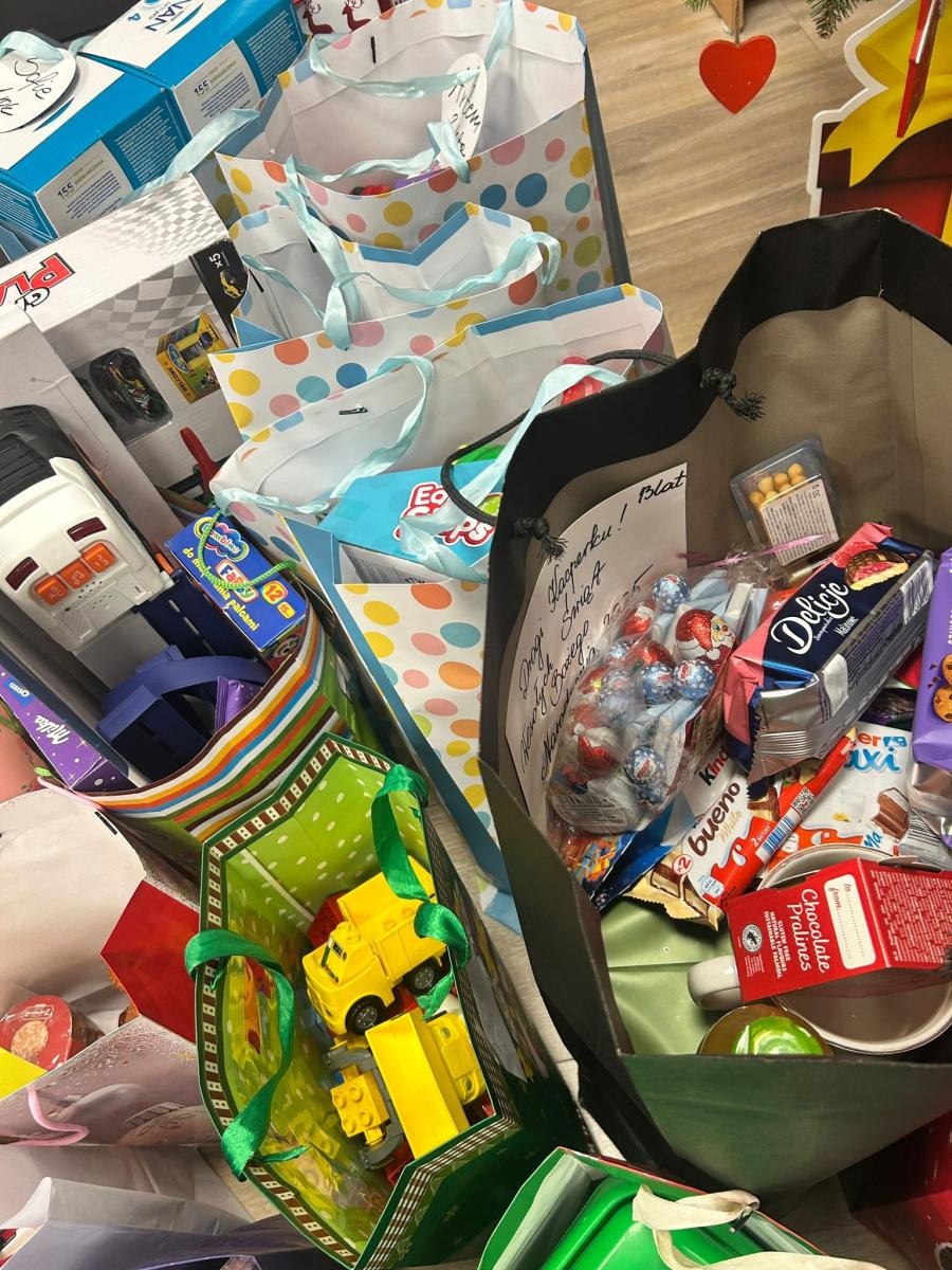 Zdjęcie w galerii na portalu naszraciborz.pl: Uczniowie SP14 w Raciborzu wsparli Dom Samotnej Matki świątecznymi upominkami wiadomości z regionu