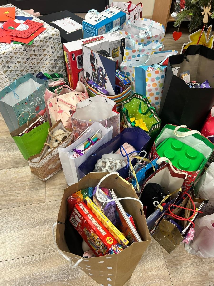 Zdjęcie w galerii na portalu naszraciborz.pl: Uczniowie SP14 w Raciborzu wsparli Dom Samotnej Matki świątecznymi upominkami wiadomości z regionu