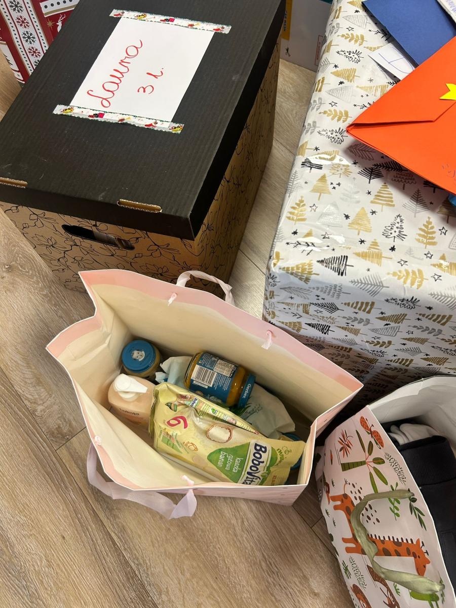 Zdjęcie w galerii na portalu naszraciborz.pl: Uczniowie SP14 w Raciborzu wsparli Dom Samotnej Matki świątecznymi upominkami wiadomości z regionu