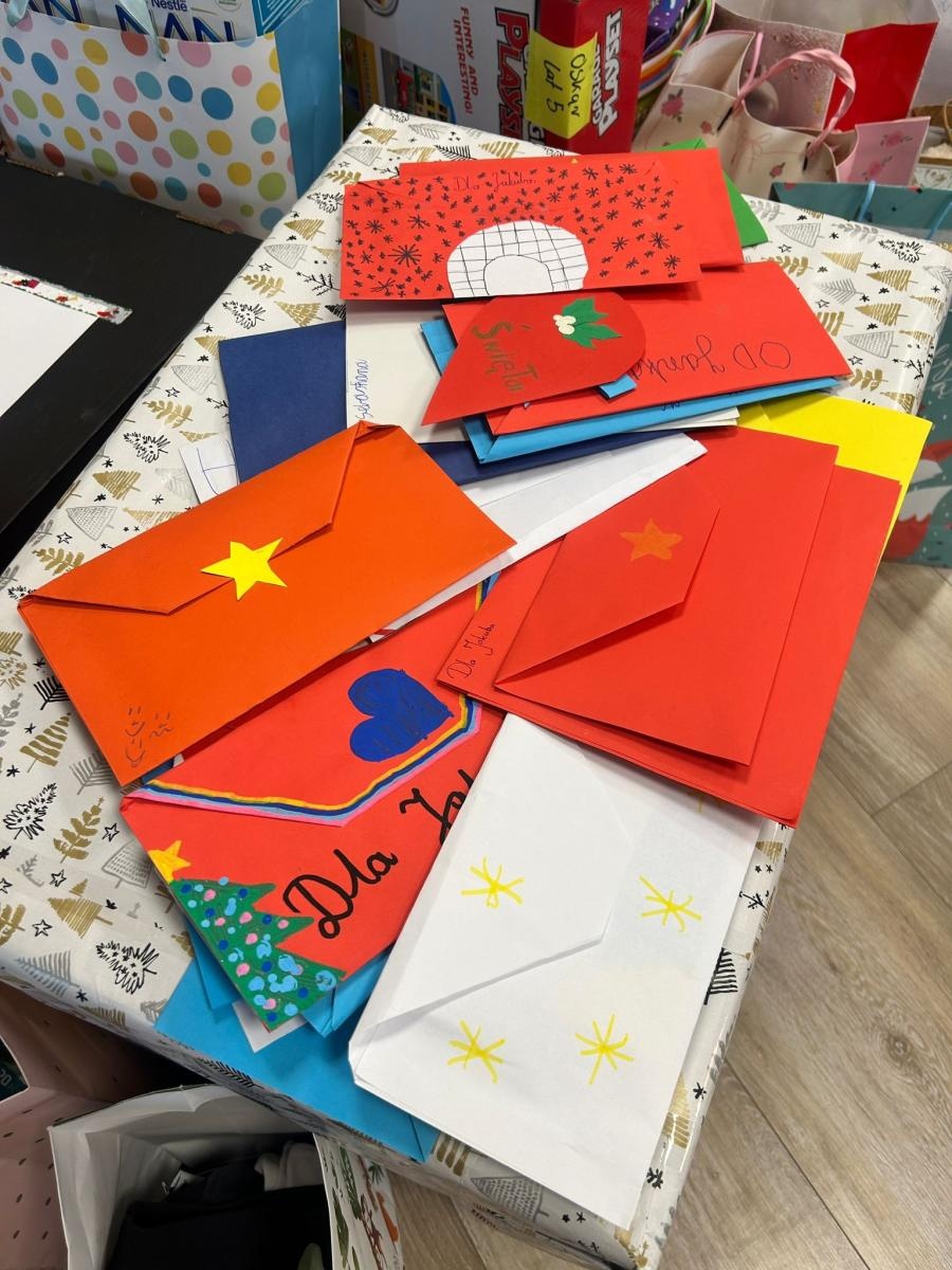 Zdjęcie w galerii na portalu naszraciborz.pl: Uczniowie SP14 w Raciborzu wsparli Dom Samotnej Matki świątecznymi upominkami wiadomości z regionu