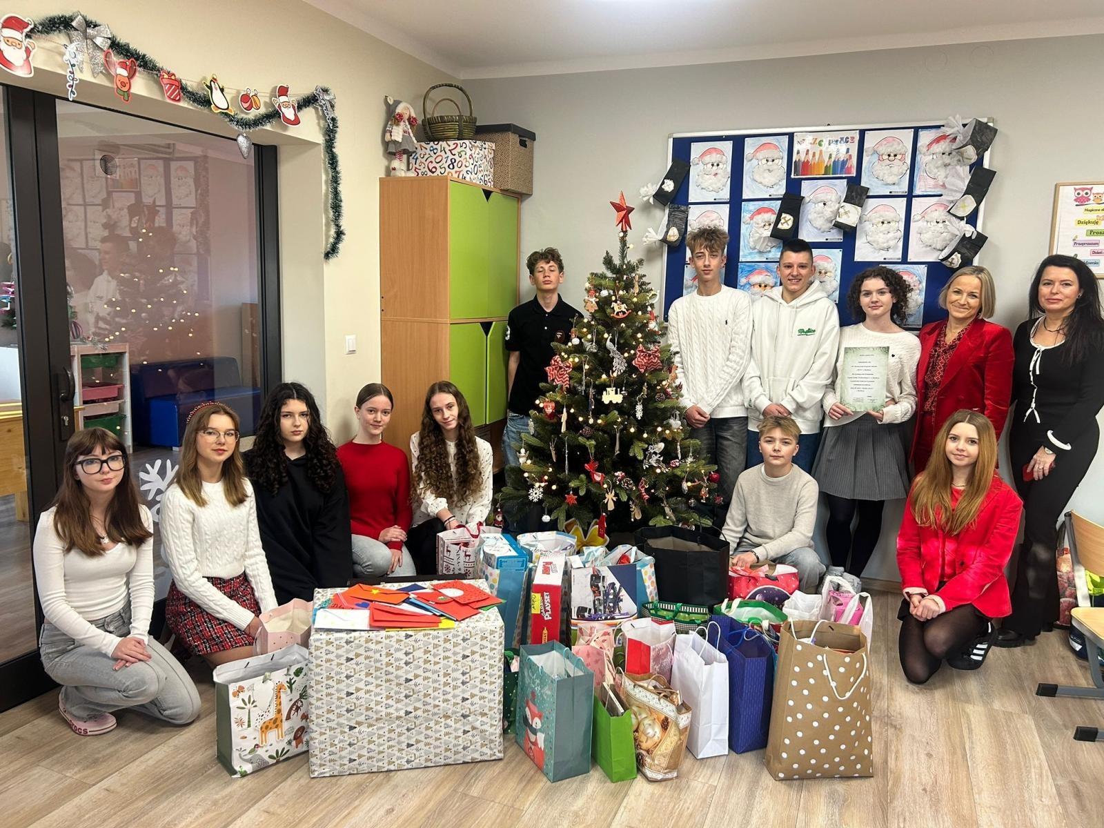 Zdjęcie w galerii na portalu naszraciborz.pl: Uczniowie SP14 w Raciborzu wsparli Dom Samotnej Matki świątecznymi upominkami wiadomości z regionu