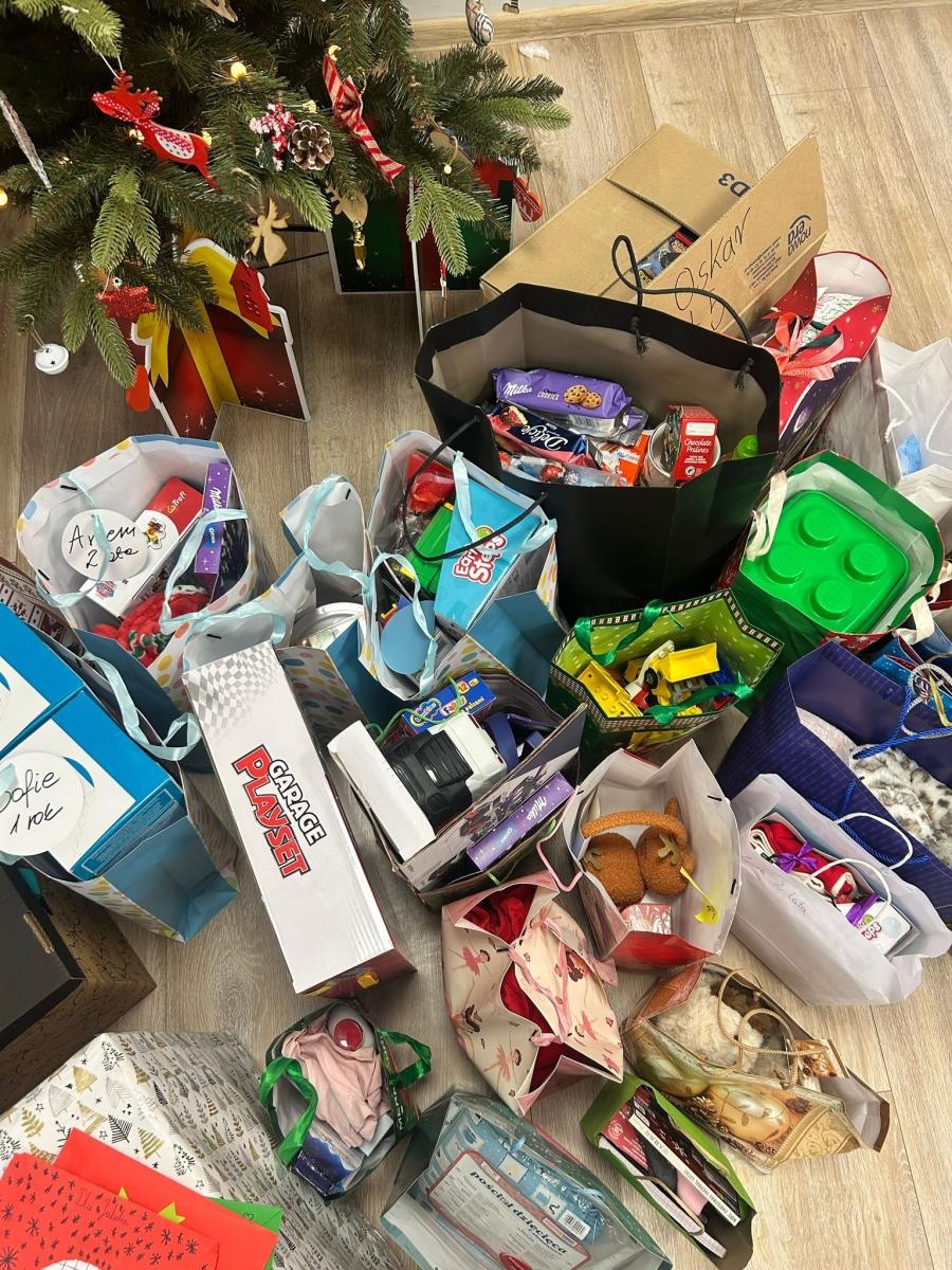 Zdjęcie w galerii na portalu naszraciborz.pl: Uczniowie SP14 w Raciborzu wsparli Dom Samotnej Matki świątecznymi upominkami wiadomości z regionu