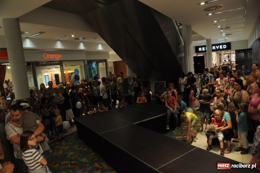 Zdjęcie w galerii na portalu naszraciborz.pl: Raciborzanie na pokazie mody w Młyńskiej wiadomości z regionu